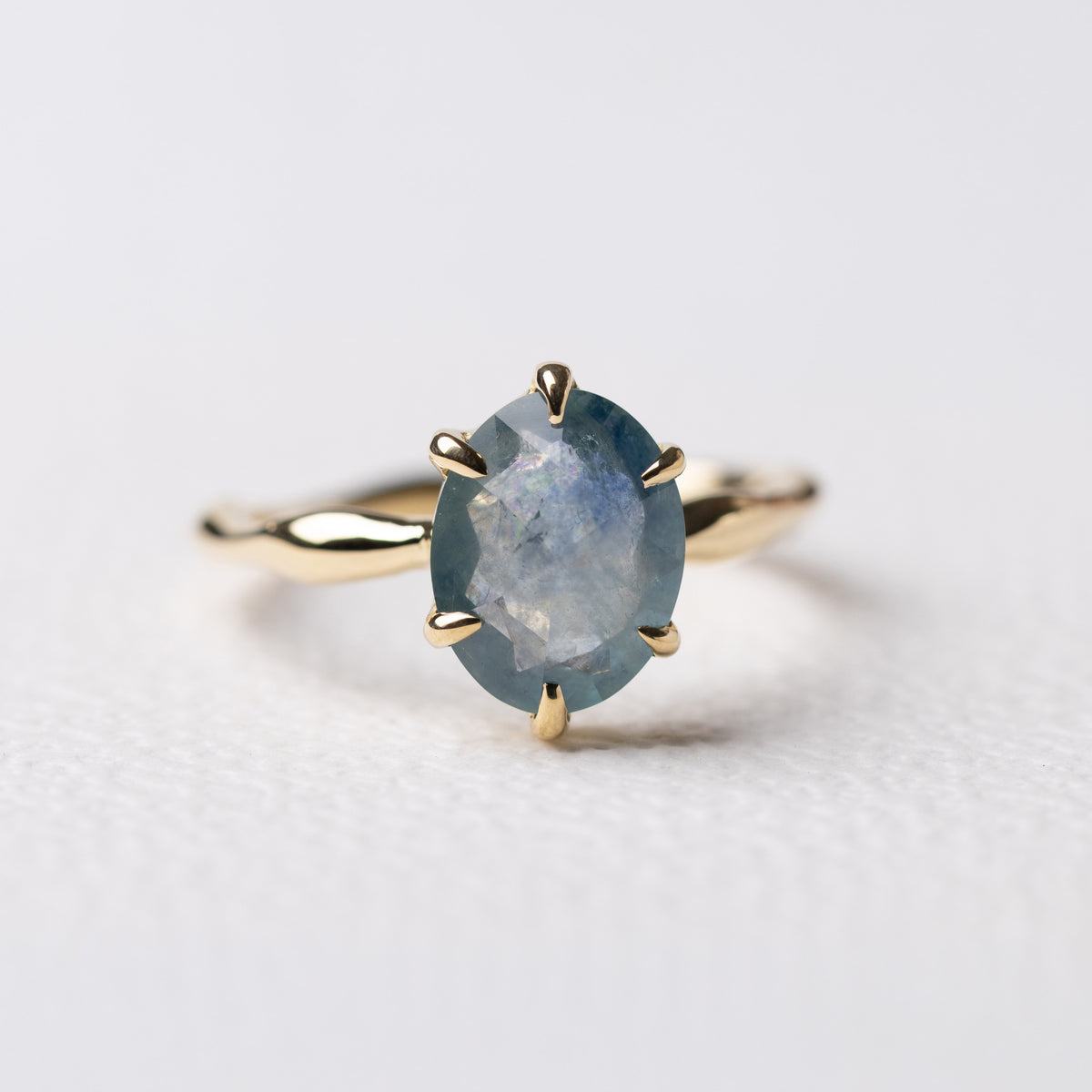 水のリング | 楕円に切り取った青空のサファイアのリング – ileava jewelry