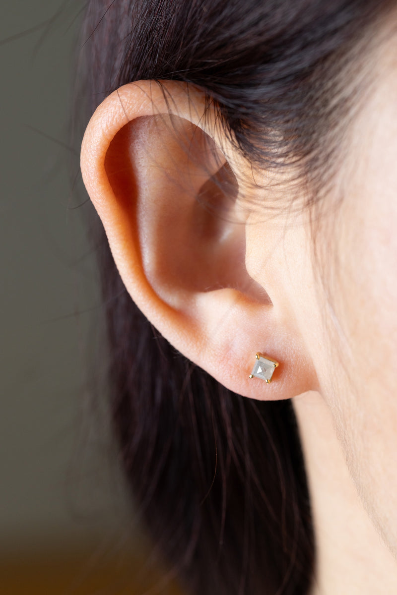 四角いアイシーダイヤのスタッドピアス – ileava jewelry