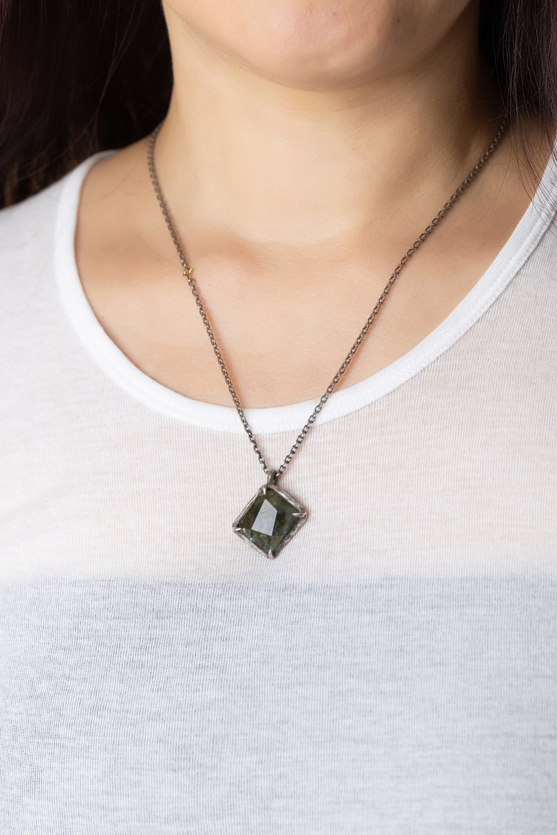 ラブラドライトと星屑のネックレス – ileava jewelry