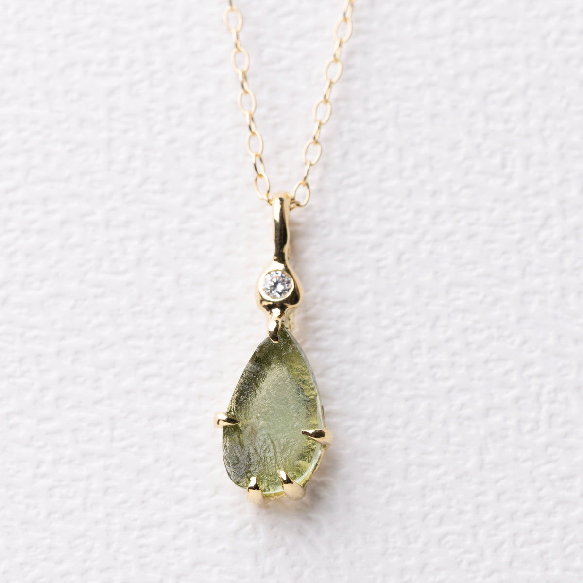 モルダバイトのネックレス – ileava jewelry