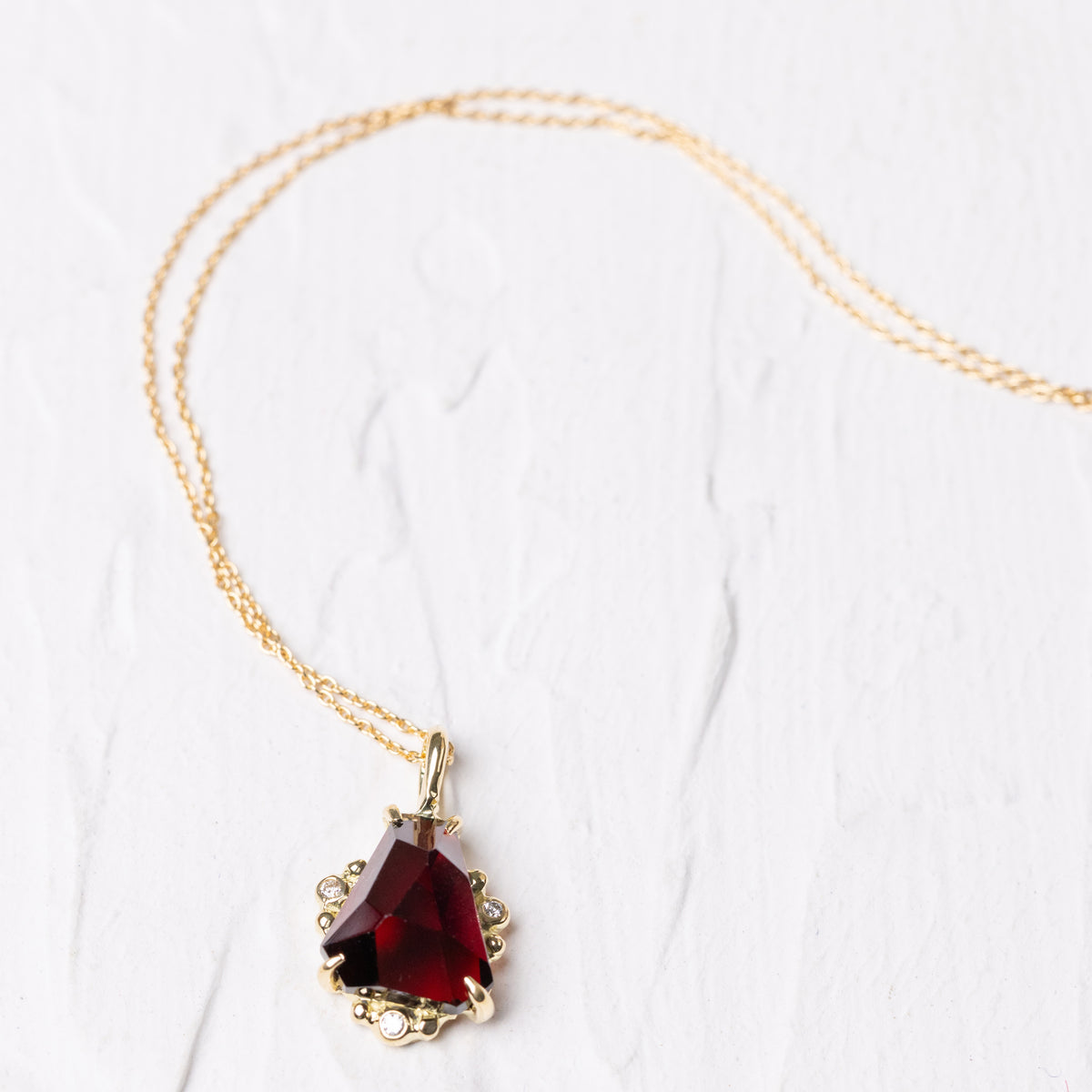 光を跳ね返すガーネットのネックレス – ileava jewelry