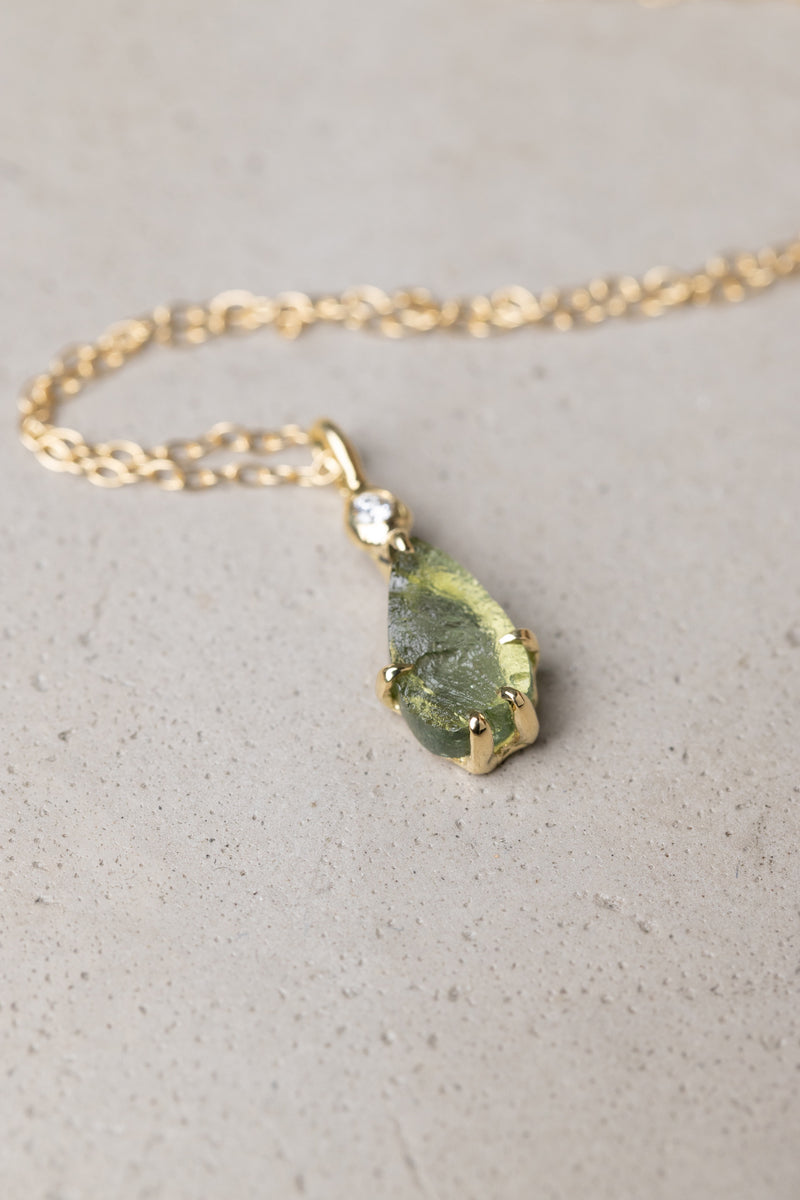 モルダバイトのネックレス – ileava jewelry