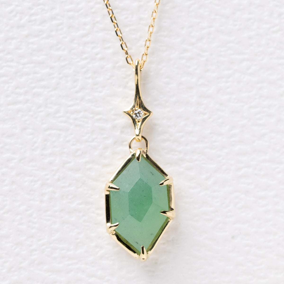星屑の下で揺れる翡翠のK18ネックレス – ileava jewelry