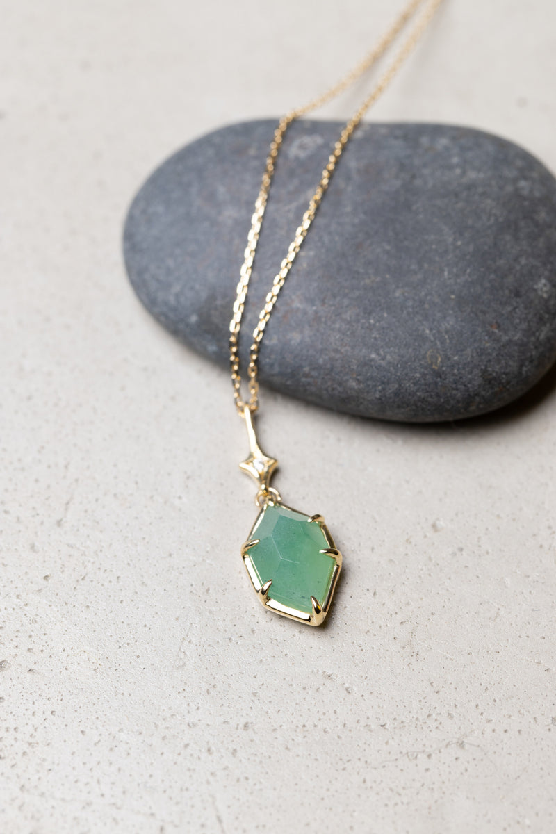 星屑の下で揺れる翡翠のK18ネックレス – ileava jewelry