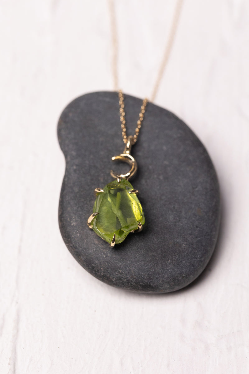 緑の光の破片と三日月 — ペリドットのネックレス – ileava jewelry