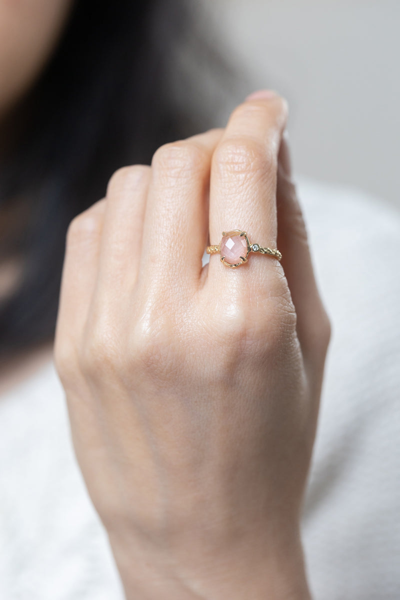 優しいピンクの色石とダイヤモンドのリング – ileava jewelry
