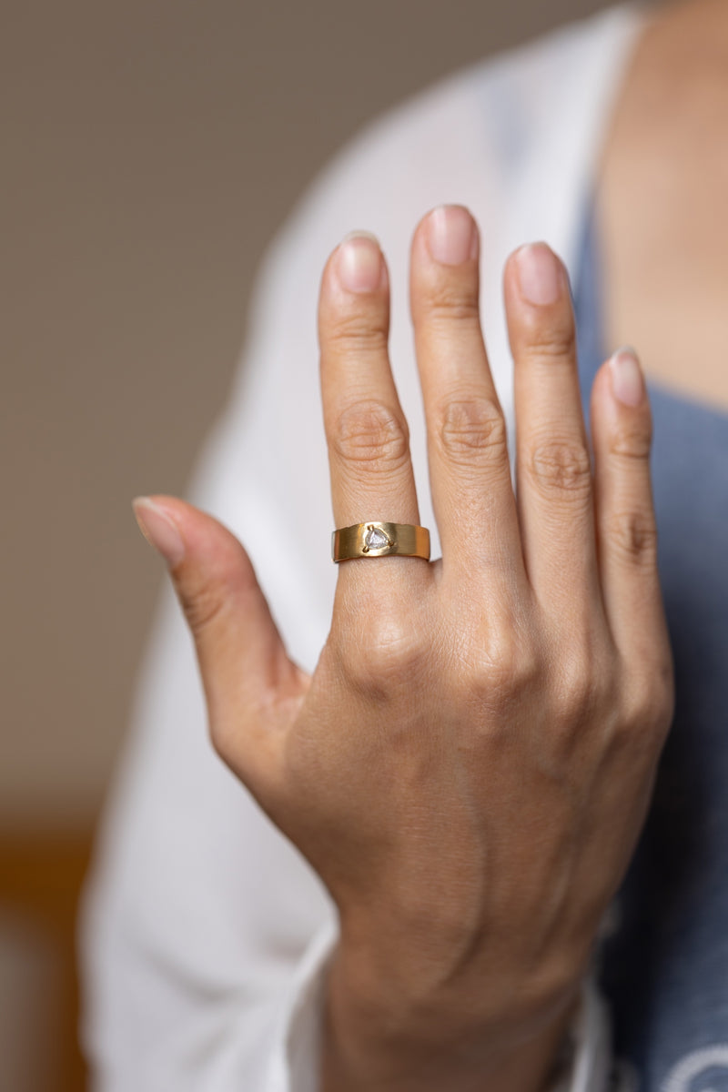 ラフダイヤの埋まったゴールドのリング – ileava jewelry