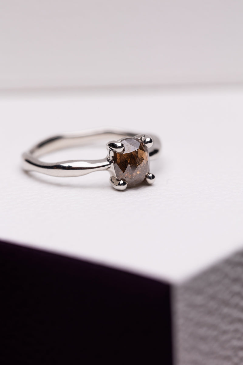 水のリング | ブラウンダイヤとプラチナ 水のリング – ileava jewelry