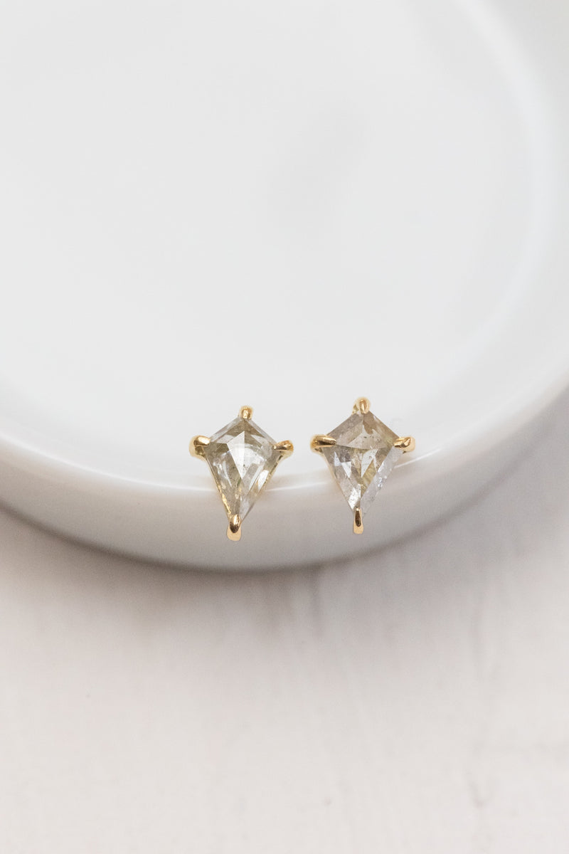【2025】三越のお歳暮・冬ギフト カイトシェープのダイヤのスタッドピアス jewelry ileava – アクセサリー