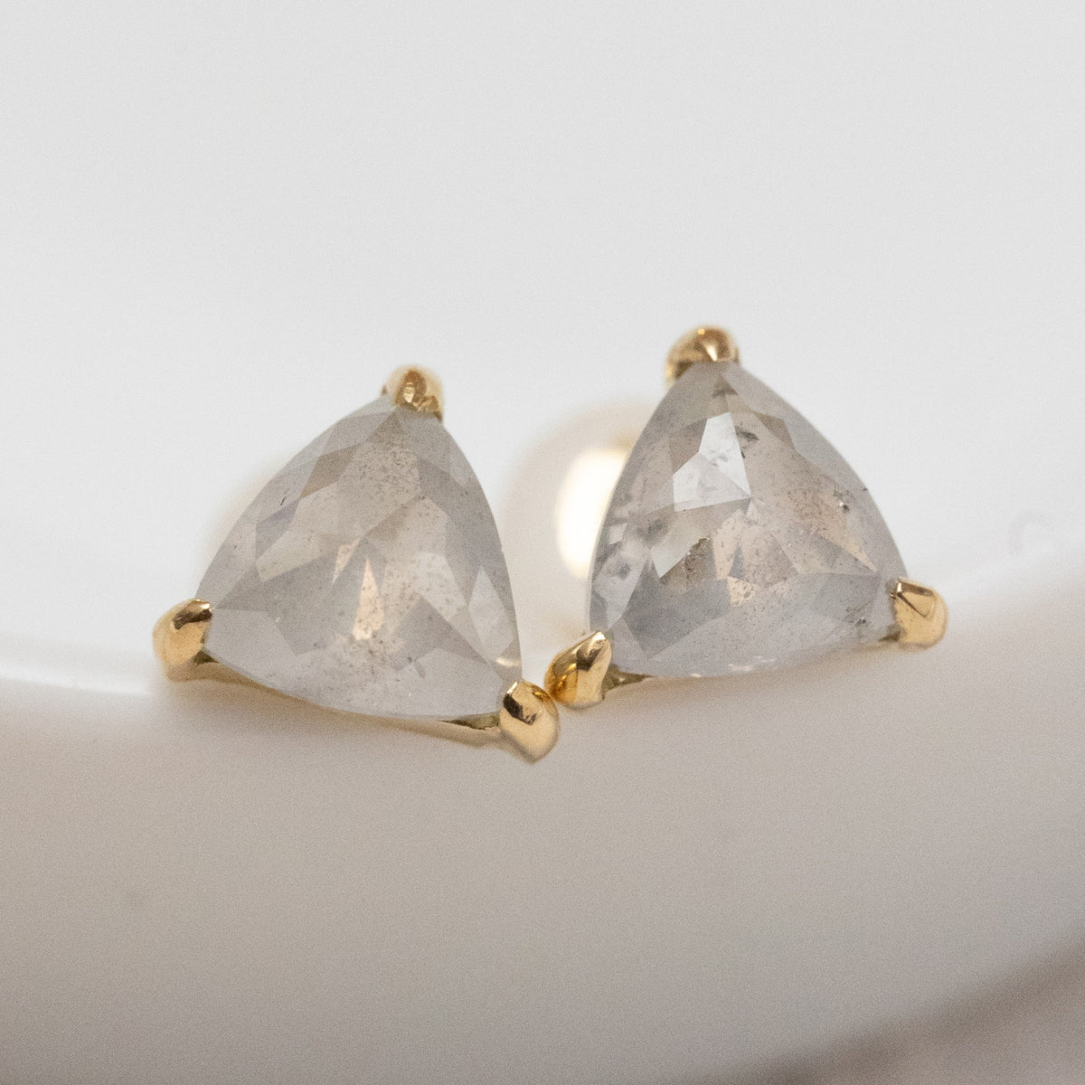 三角形のアイシーダイヤのピアス – ileava jewelry