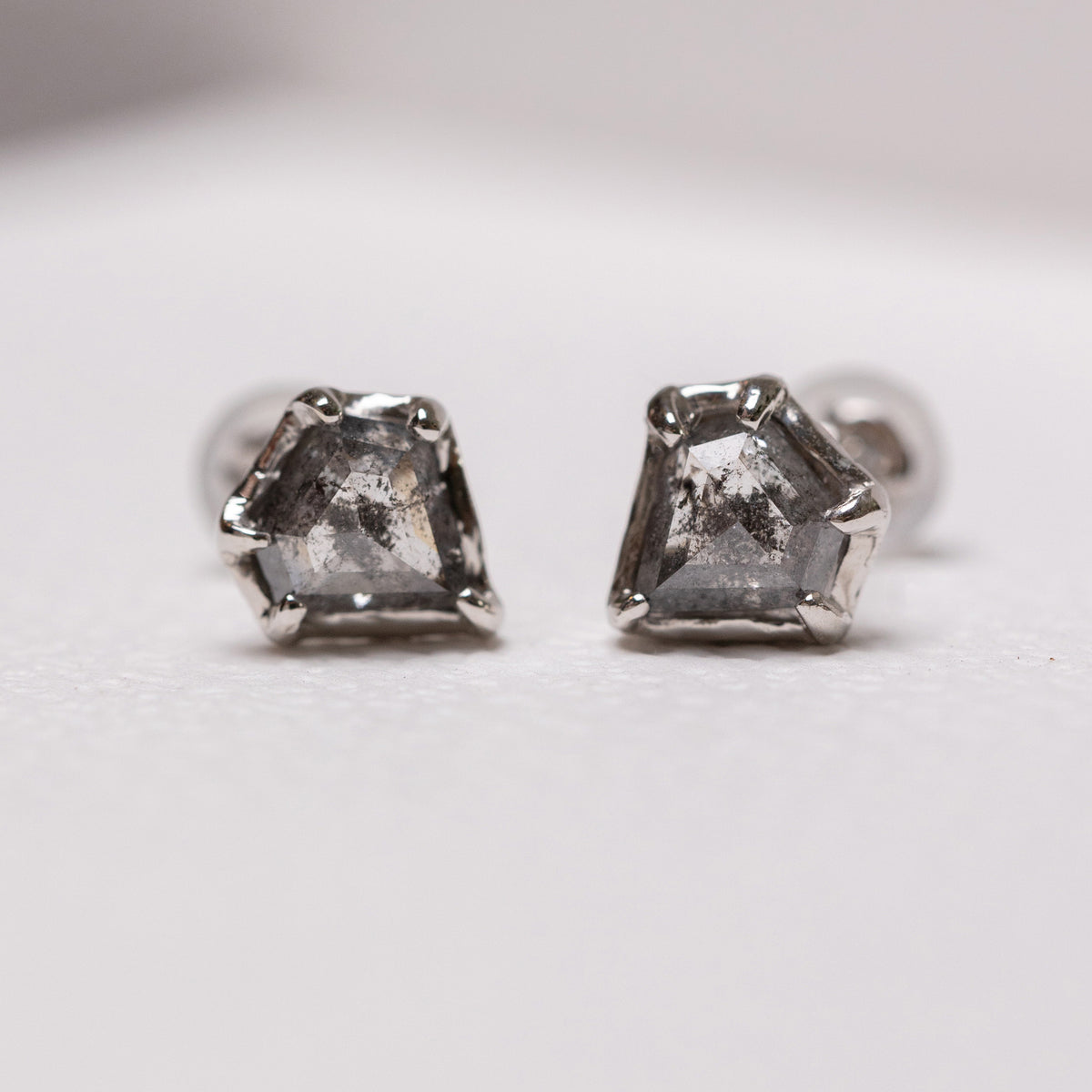 シールド型のソルトアンドペッパーダイヤ – ileava jewelry