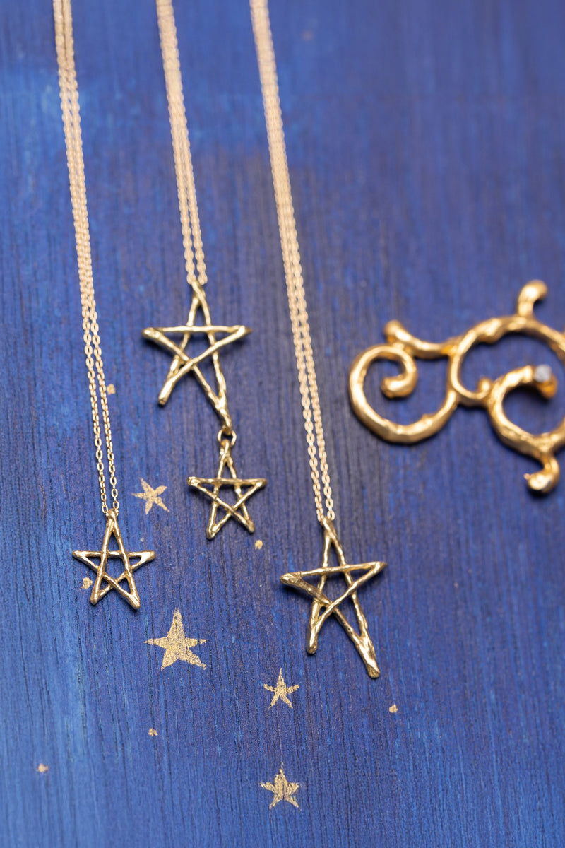 大小の一筆書きの星が連なるネックレス – ileava jewelry