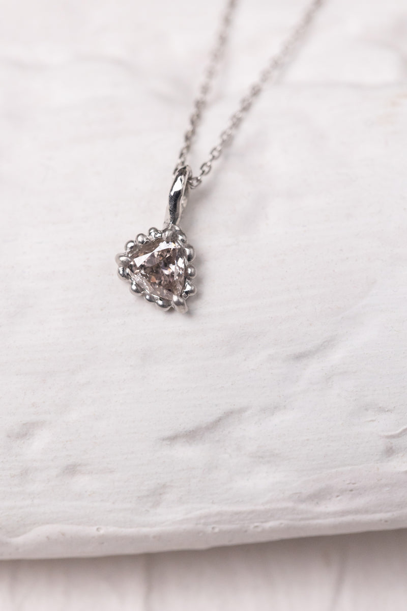 ほんのりピンクのハート型ダイヤのネックレス – ileava jewelry