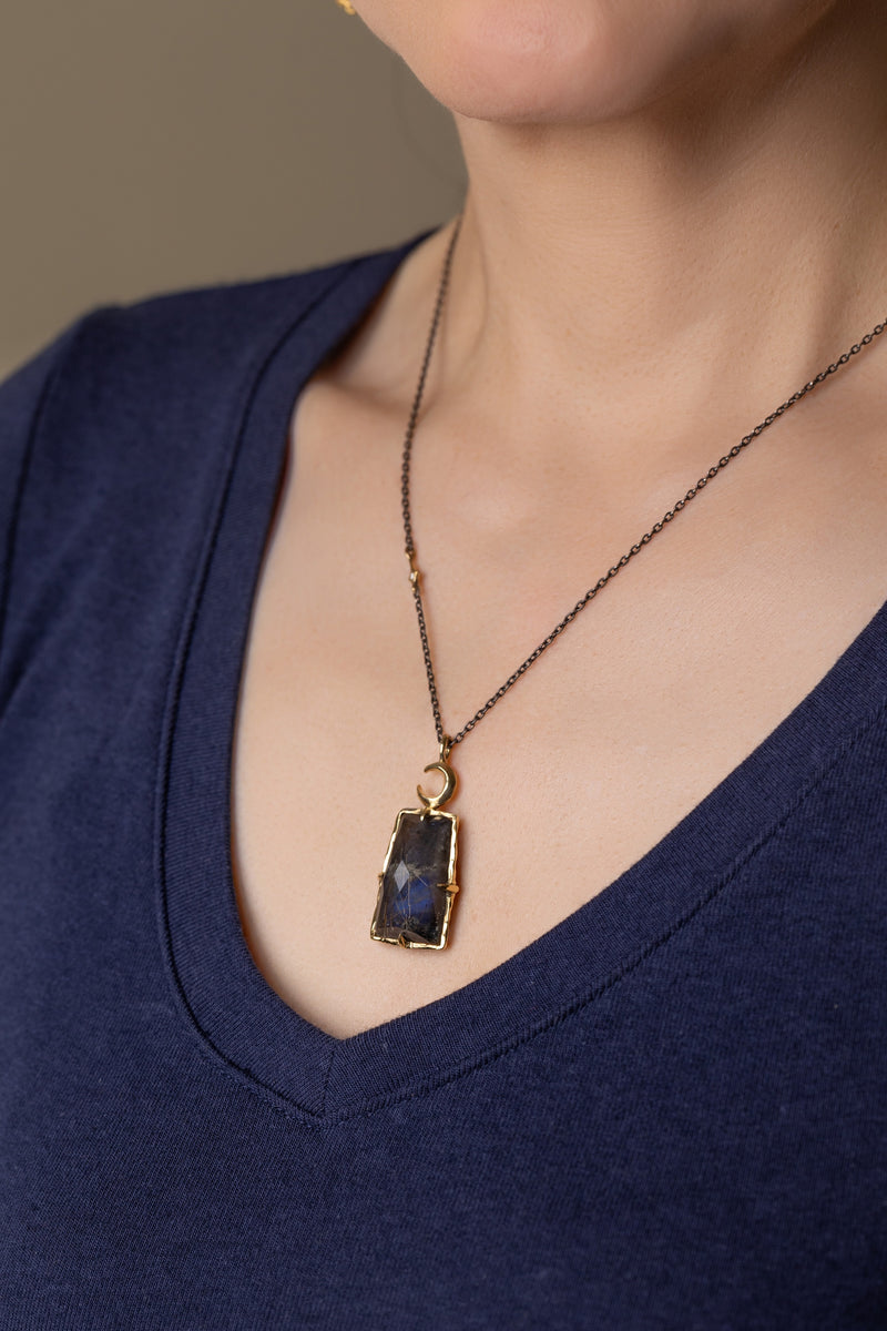 仏華石ネックレス 三日月と魔法の石のネックレス – ileava jewelry
