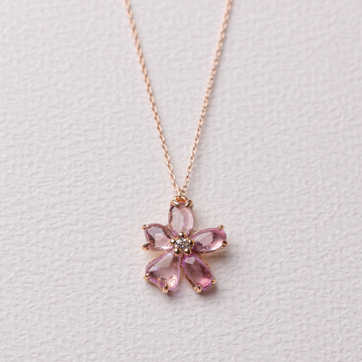 サファイアの花びらの桜のネックレス – ileava jewelry