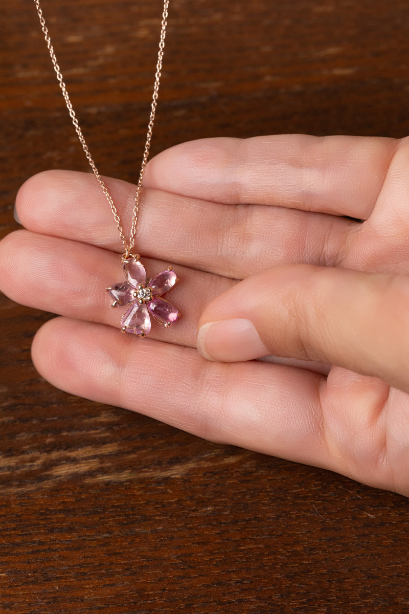 サファイアの花びらの桜のネックレス – ileava jewelry