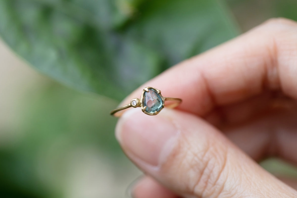 グリーンサファイアと小さなダイヤモンドのリング