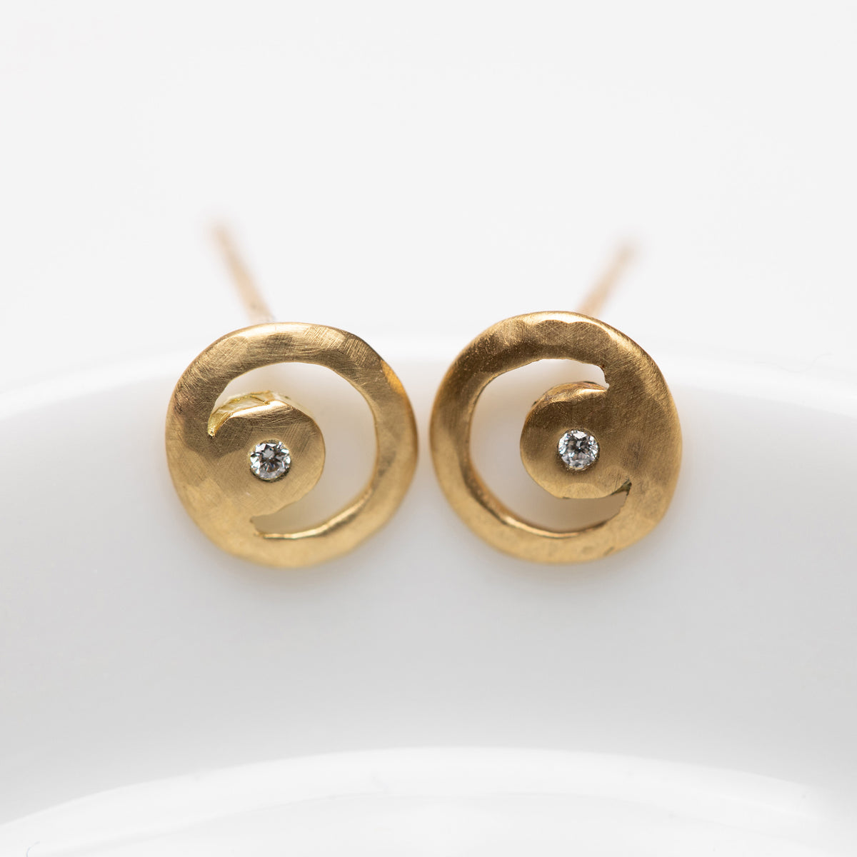 三日月の片耳スタッドピアス K18 | イリーヴァ・ジュエリーのピアス