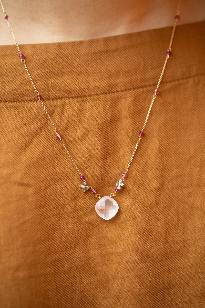 ローズクオーツとお花のネックレス – ileava jewelry
