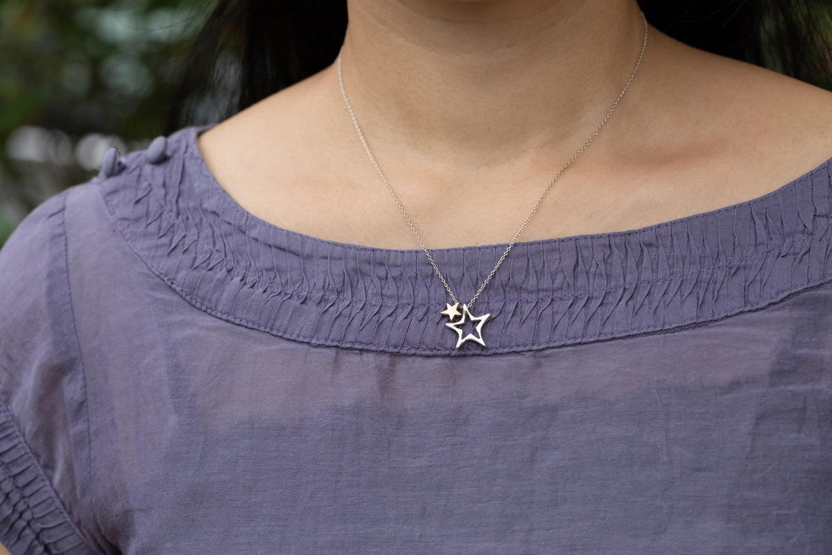 金と銀で輝く星のネックレス – ileava jewelry