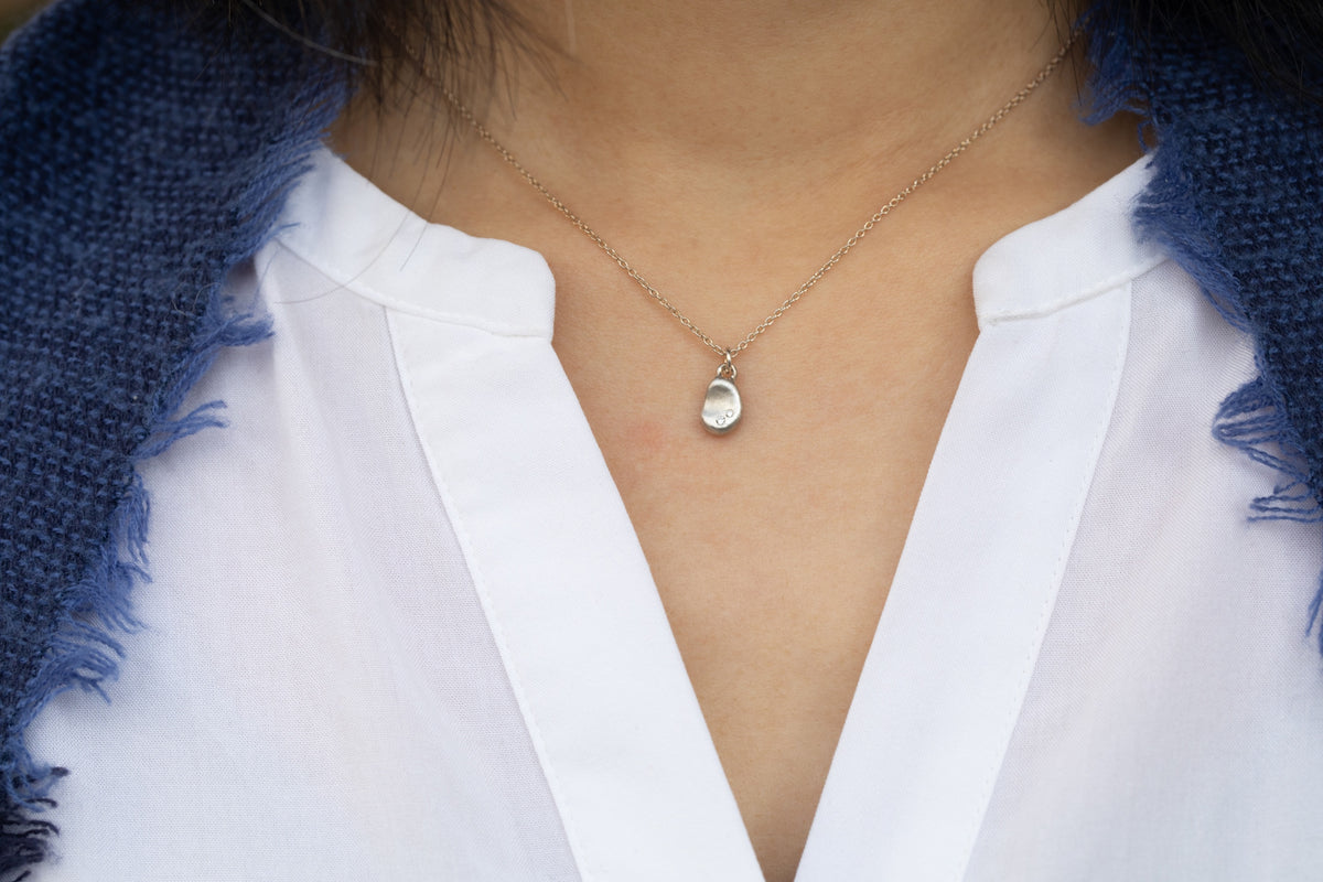 小物・アクセサリー 321 小さなシルバーの小石ネックレス – ileava jewelry