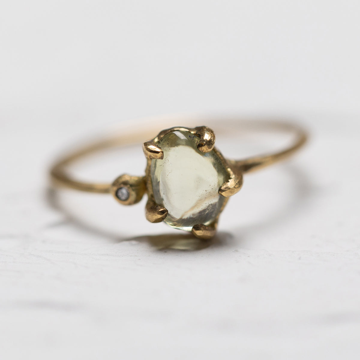 薄いイエローのサファイアのリング – ileava jewelry