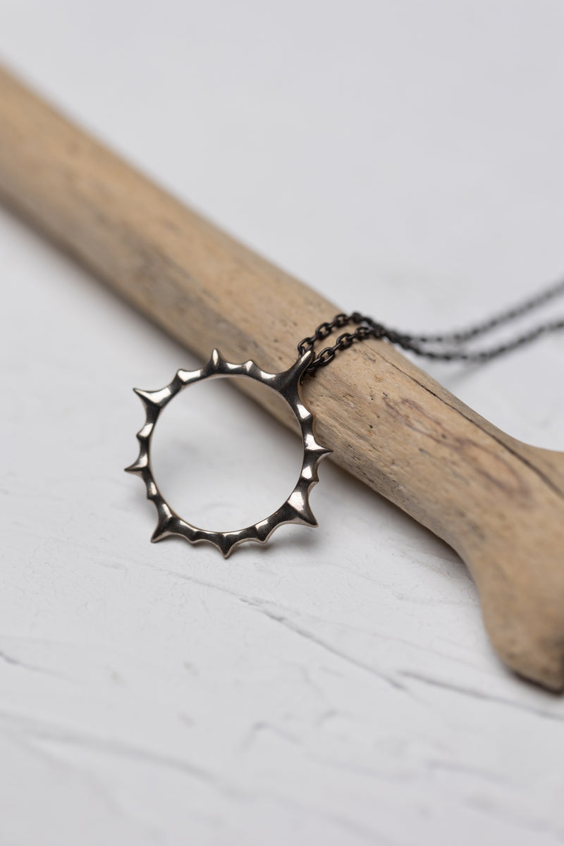 太陽シルバーのオープンネックレス – ileava jewelry