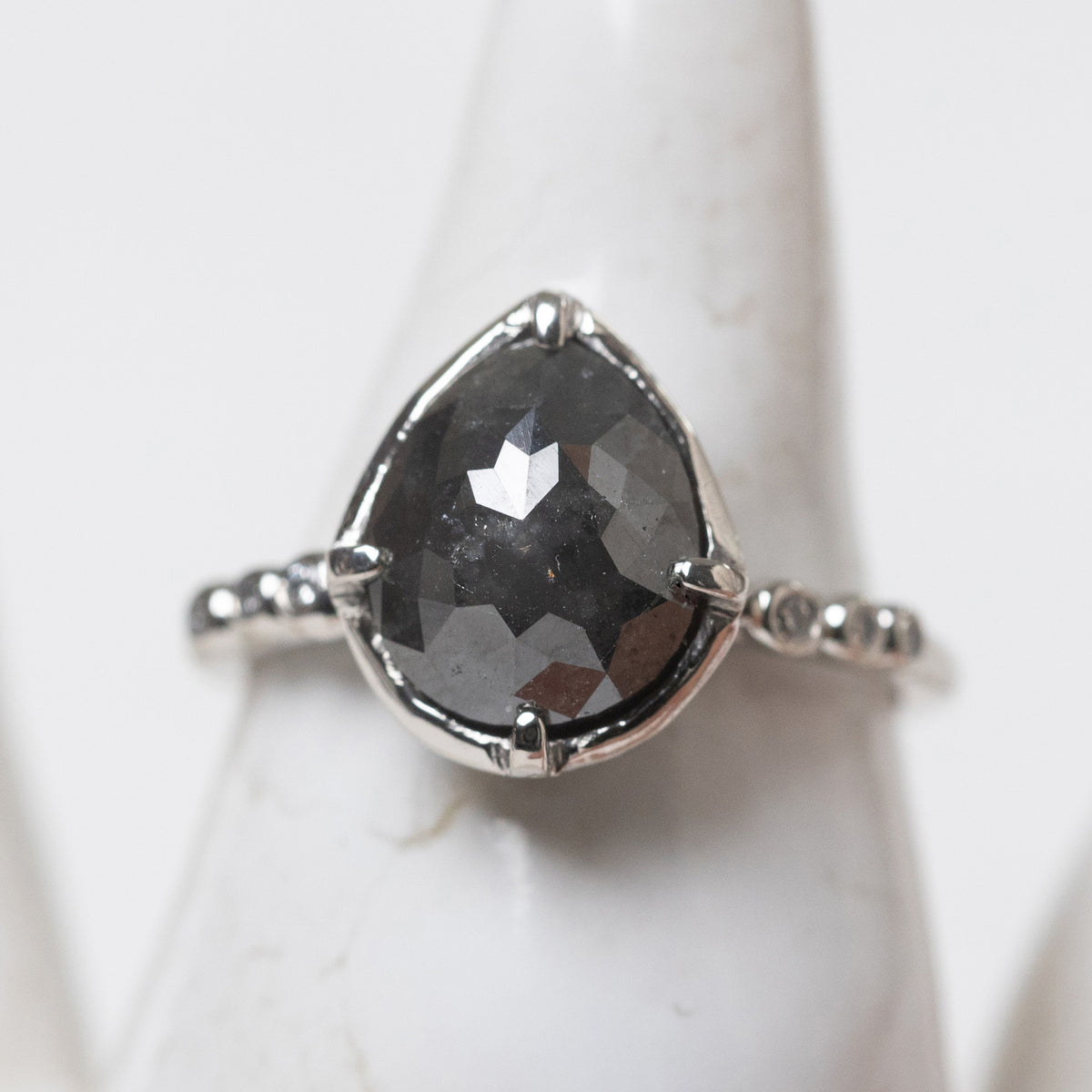 大きなブラックダイヤモンドのリング – ileava jewelry
