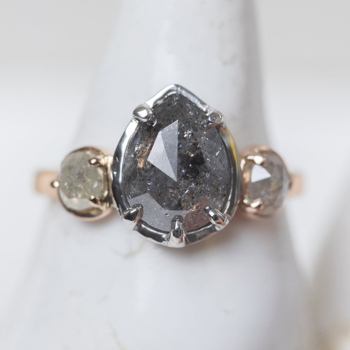 黒いペアシェイプと２石のリング – ileava jewelry