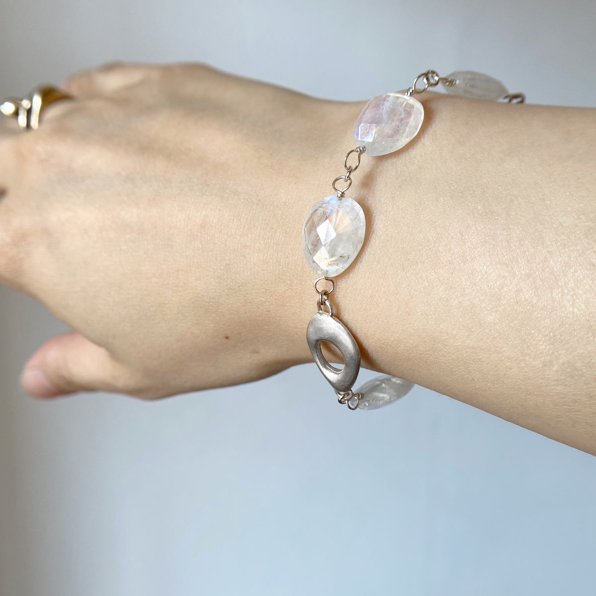 小石とレインボームーンストーンのブレスレット – ileava jewelry