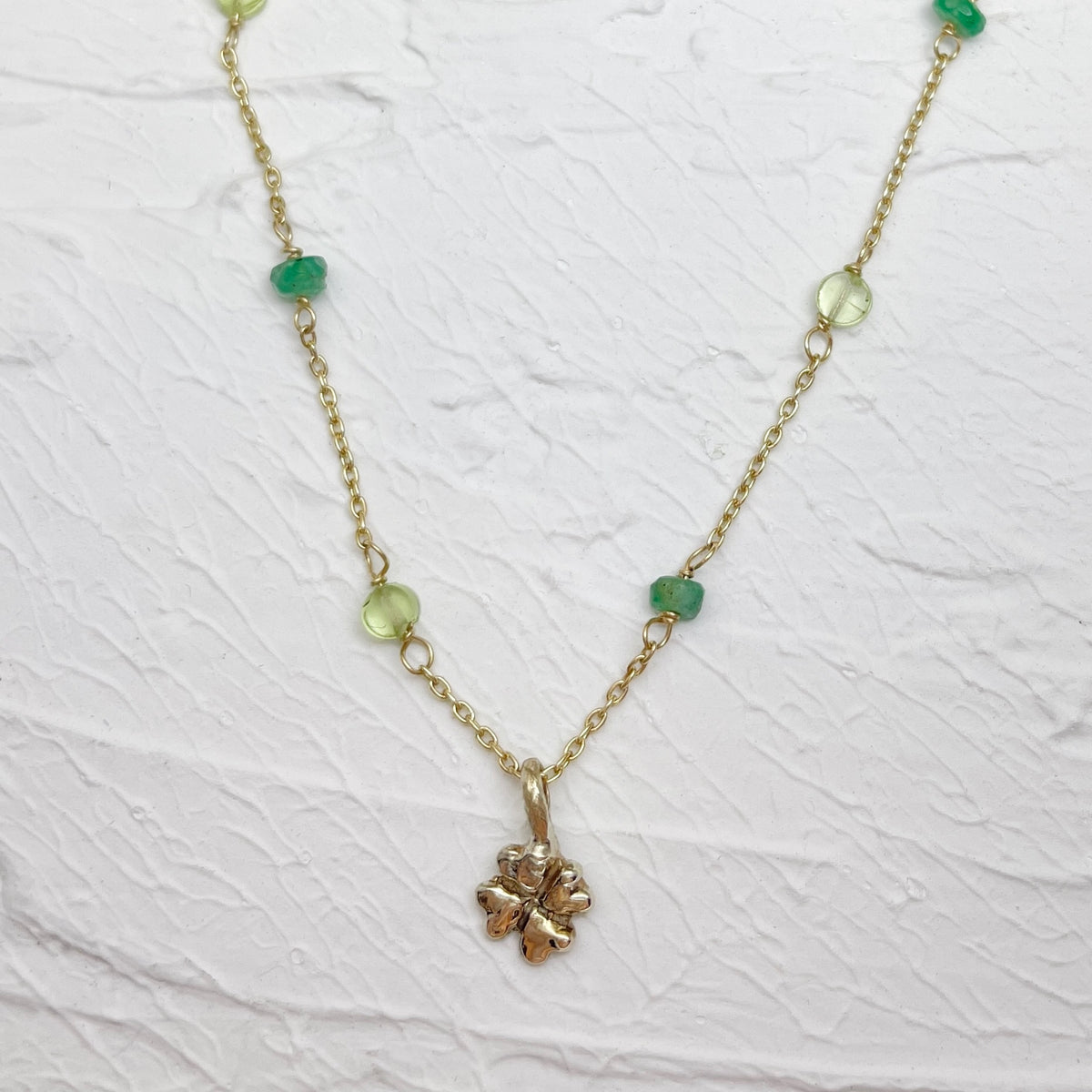 四つ葉のクローバーと緑の石のネックレス – ileava jewelry