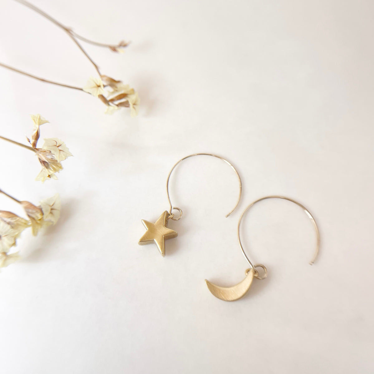 小さな月と星がぶら下がるゴールドのピアス – ileava jewelry