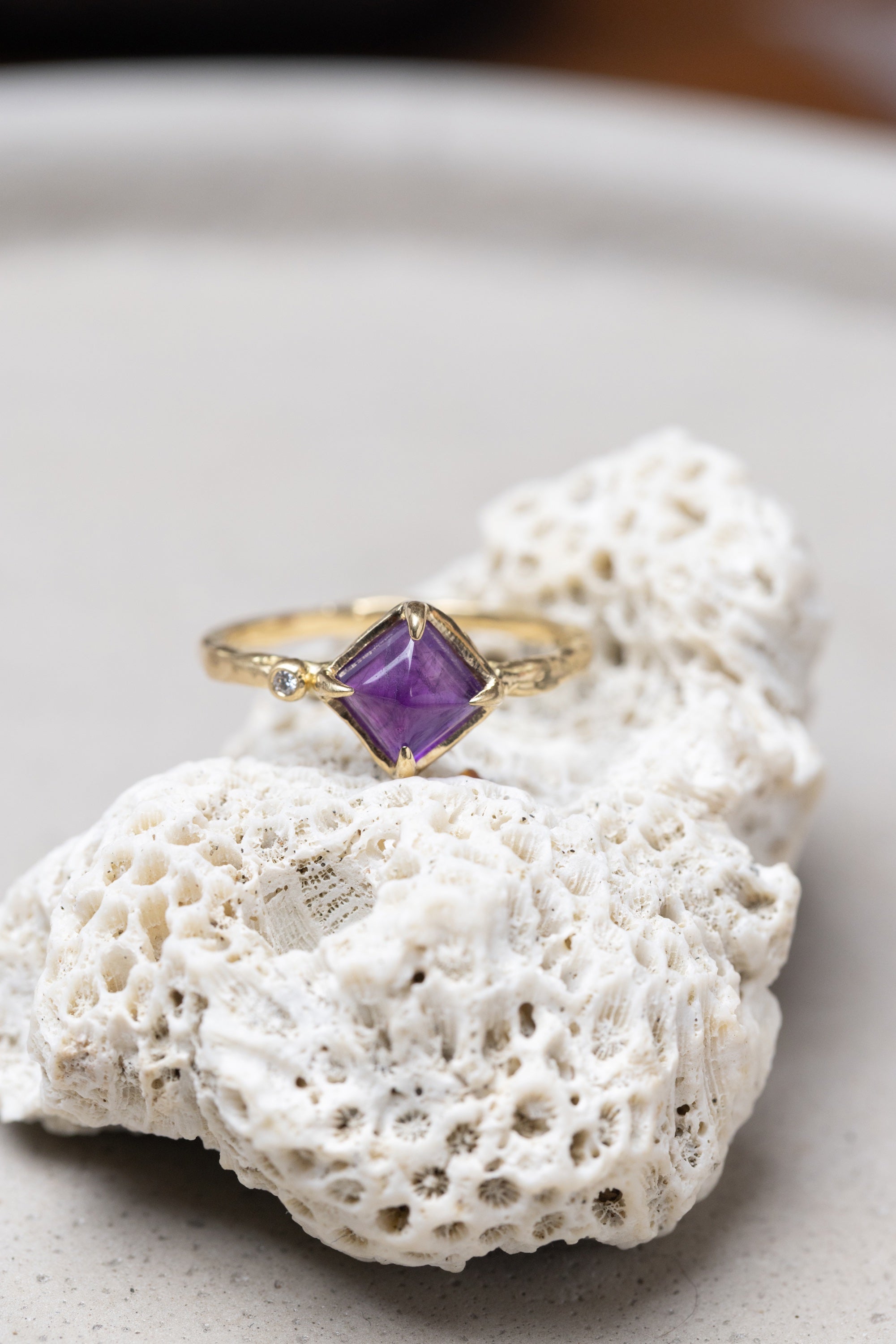 柔らかいピラミッドアメジストのリング – ileava jewelry