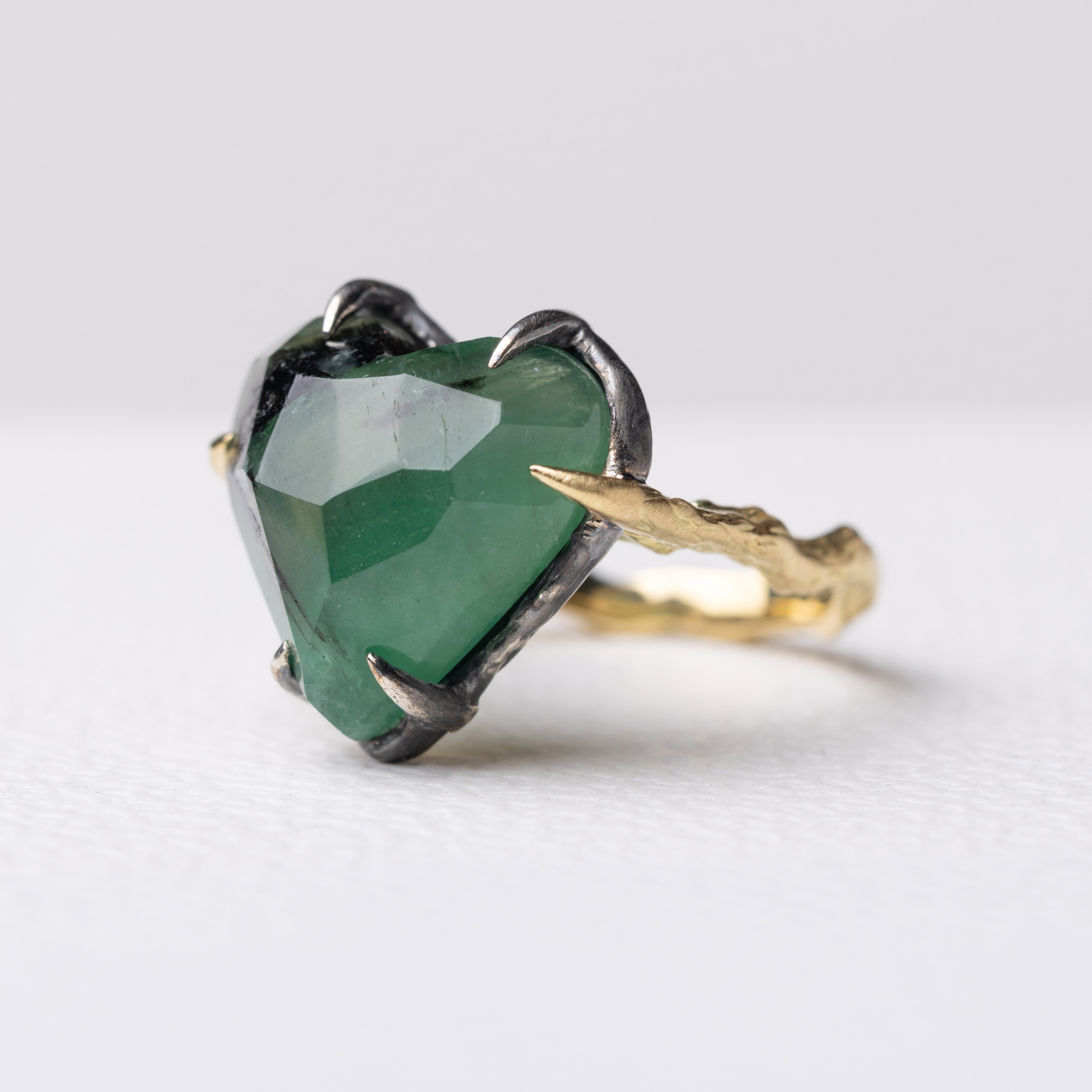 自然な表情のエメラルドのリング – ileava jewelry