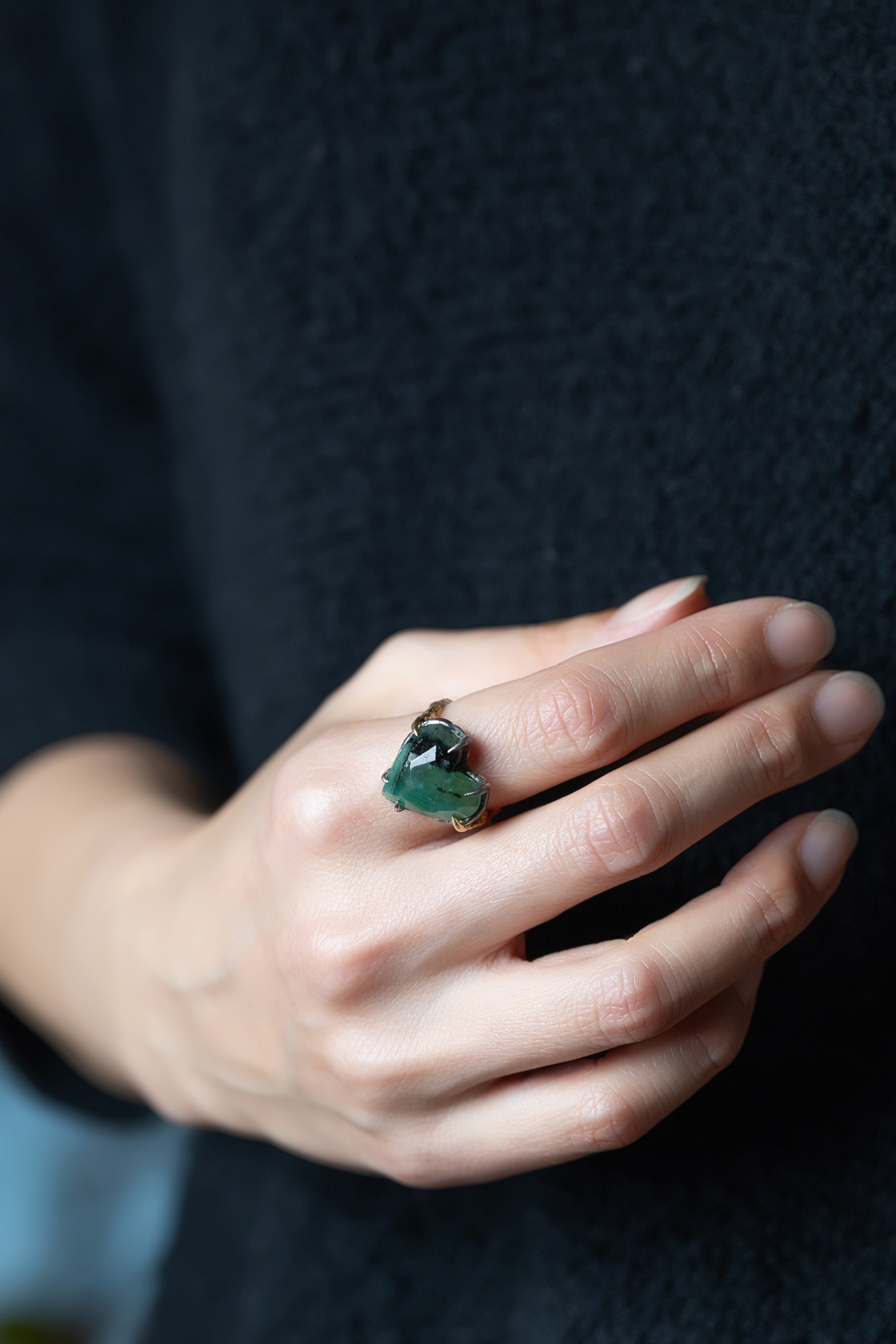 自然な表情のエメラルドのリング – ileava jewelry