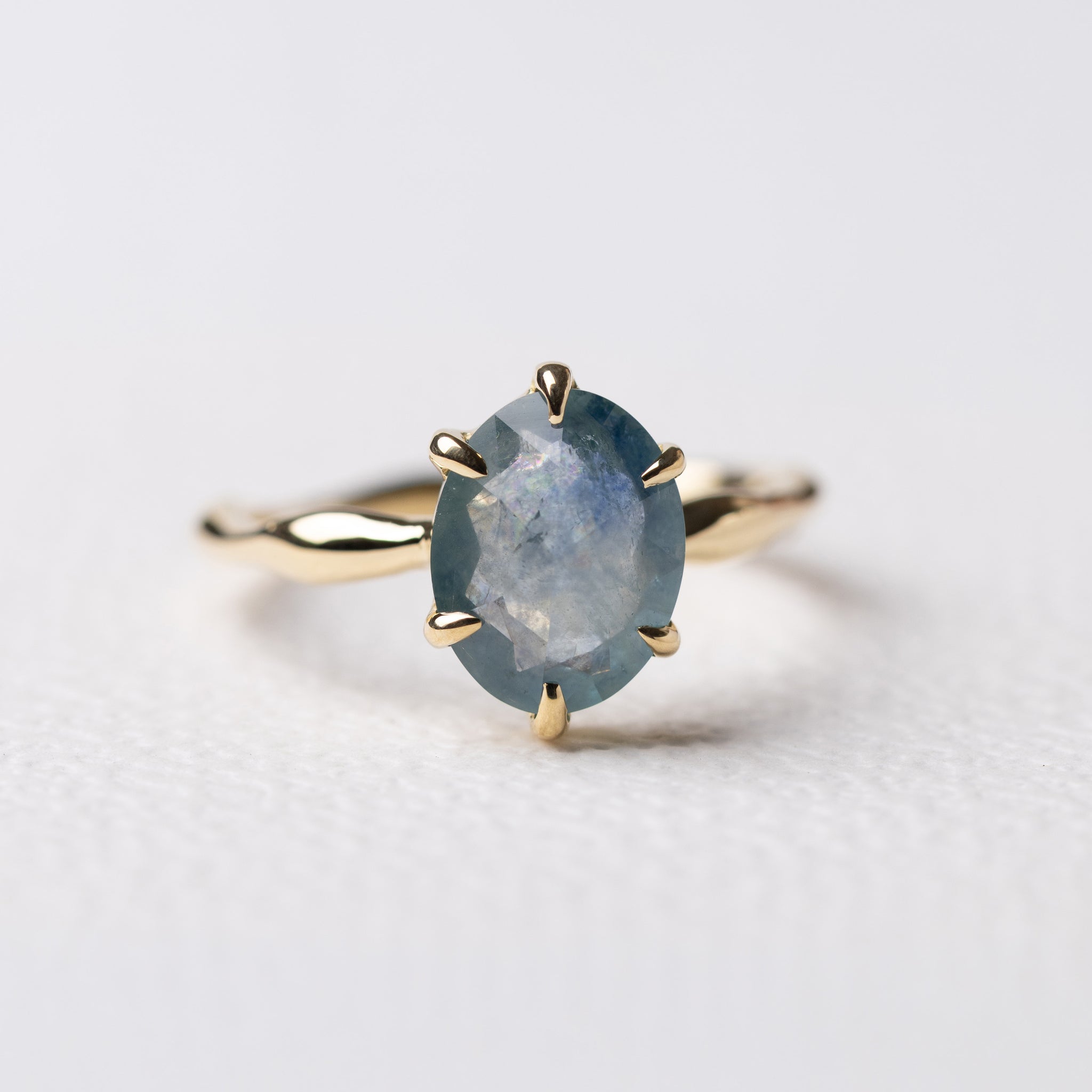水のリング | 楕円に切り取った青空のサファイアのリング – ileava jewelry