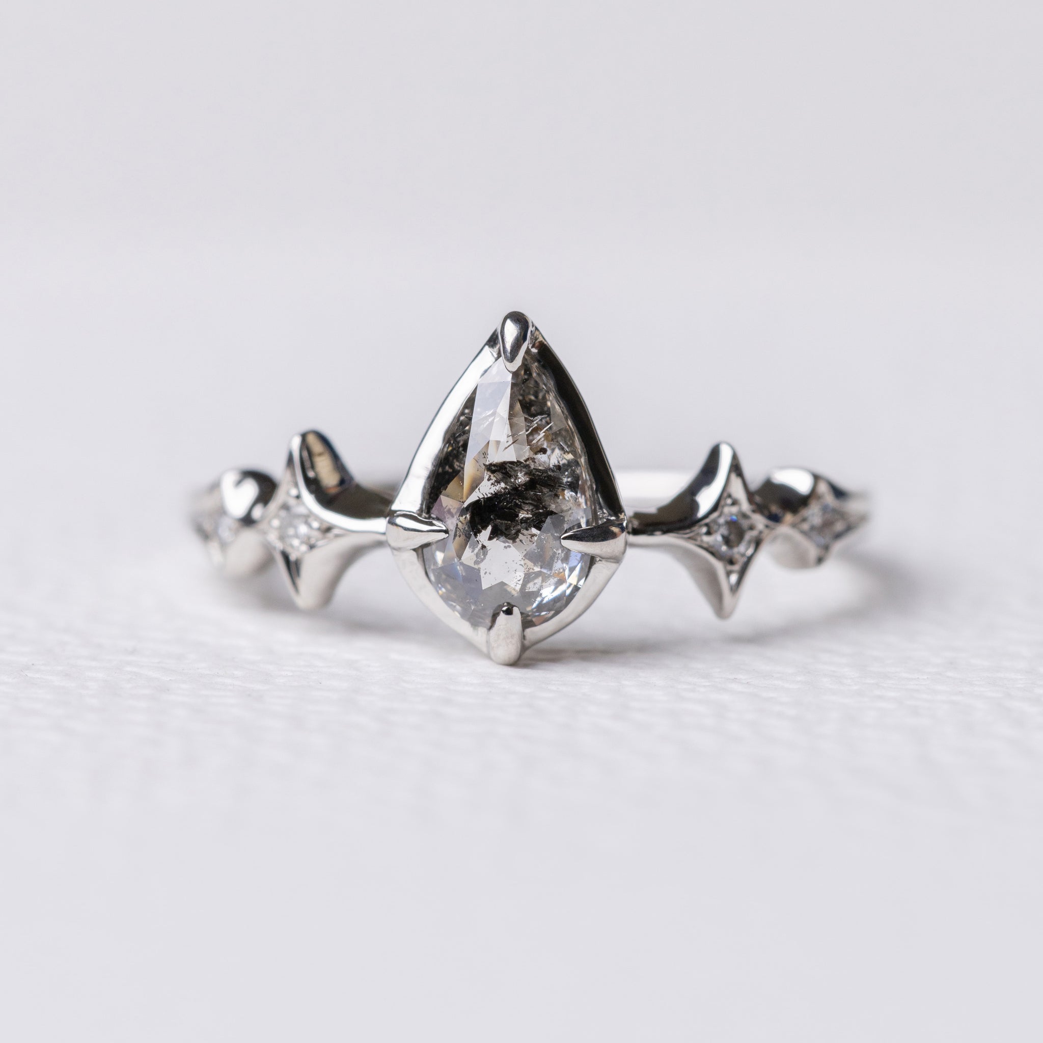 シルビー | 雫型のソルトアンドペッパーのリング – ileava jewelry