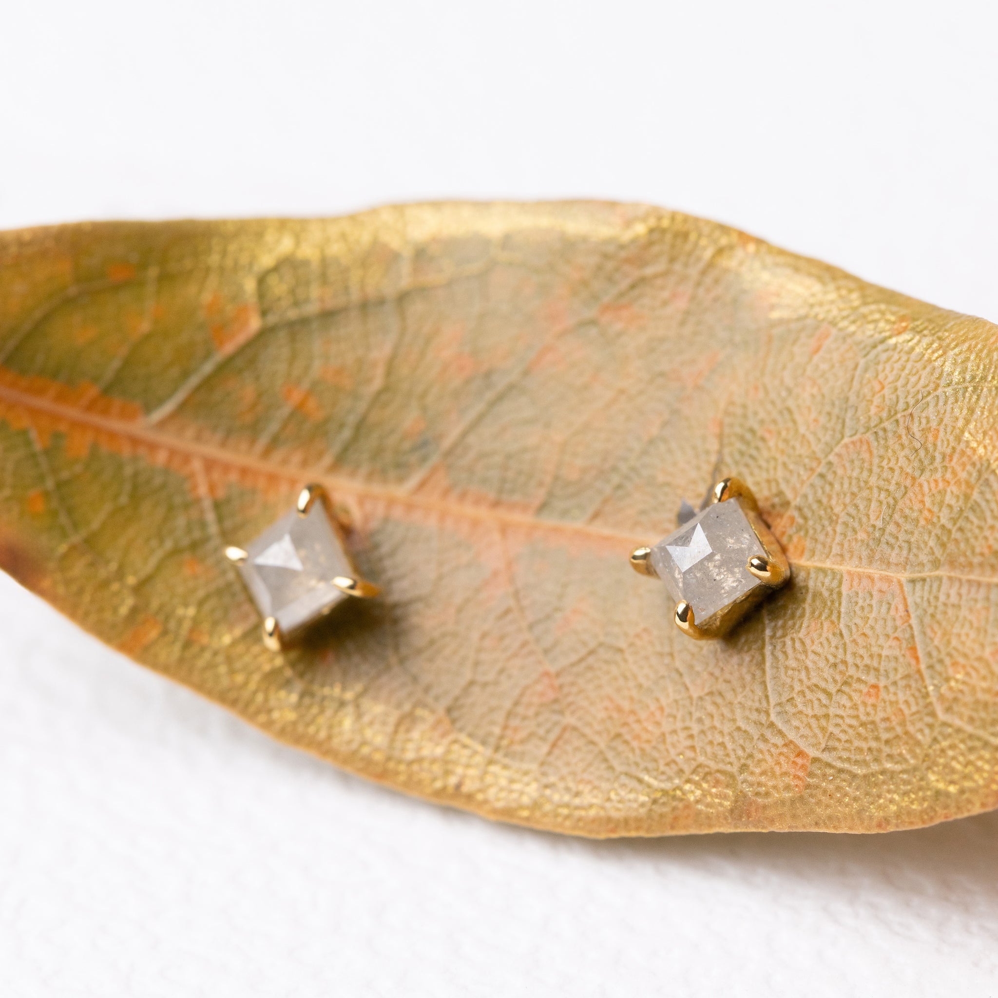 【オーダー】スタッドピアス 四角いアイシーダイヤのスタッドピアス – ileava jewelry