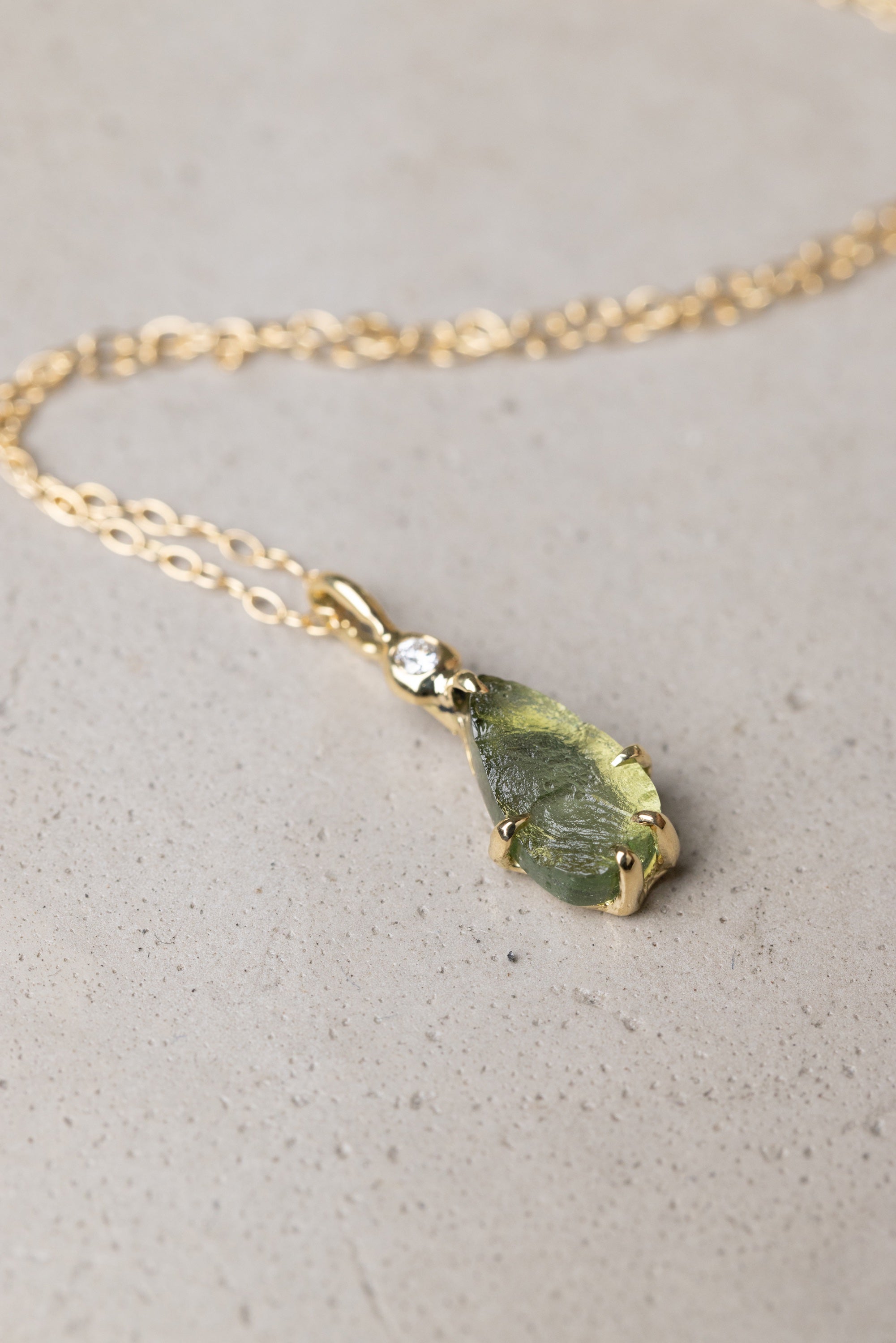 モルダバイトのネックレス – ileava jewelry