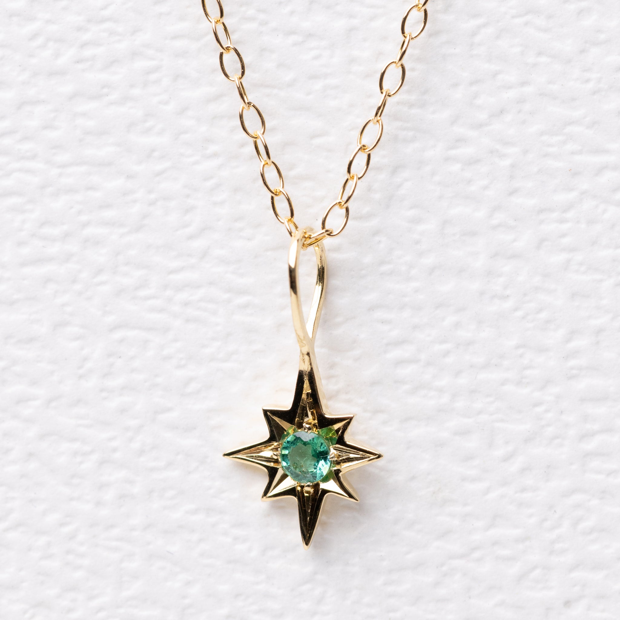 八芒星のエメラルドネックレス – ileava jewelry