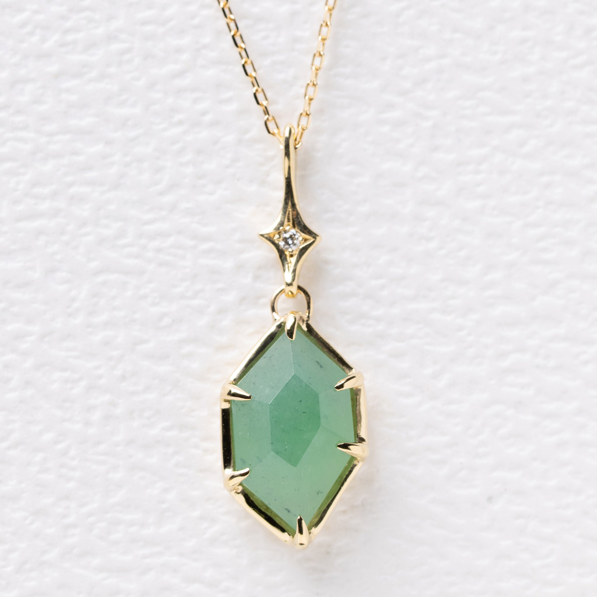 星屑の下で揺れる翡翠のK18ネックレス – ileava jewelry