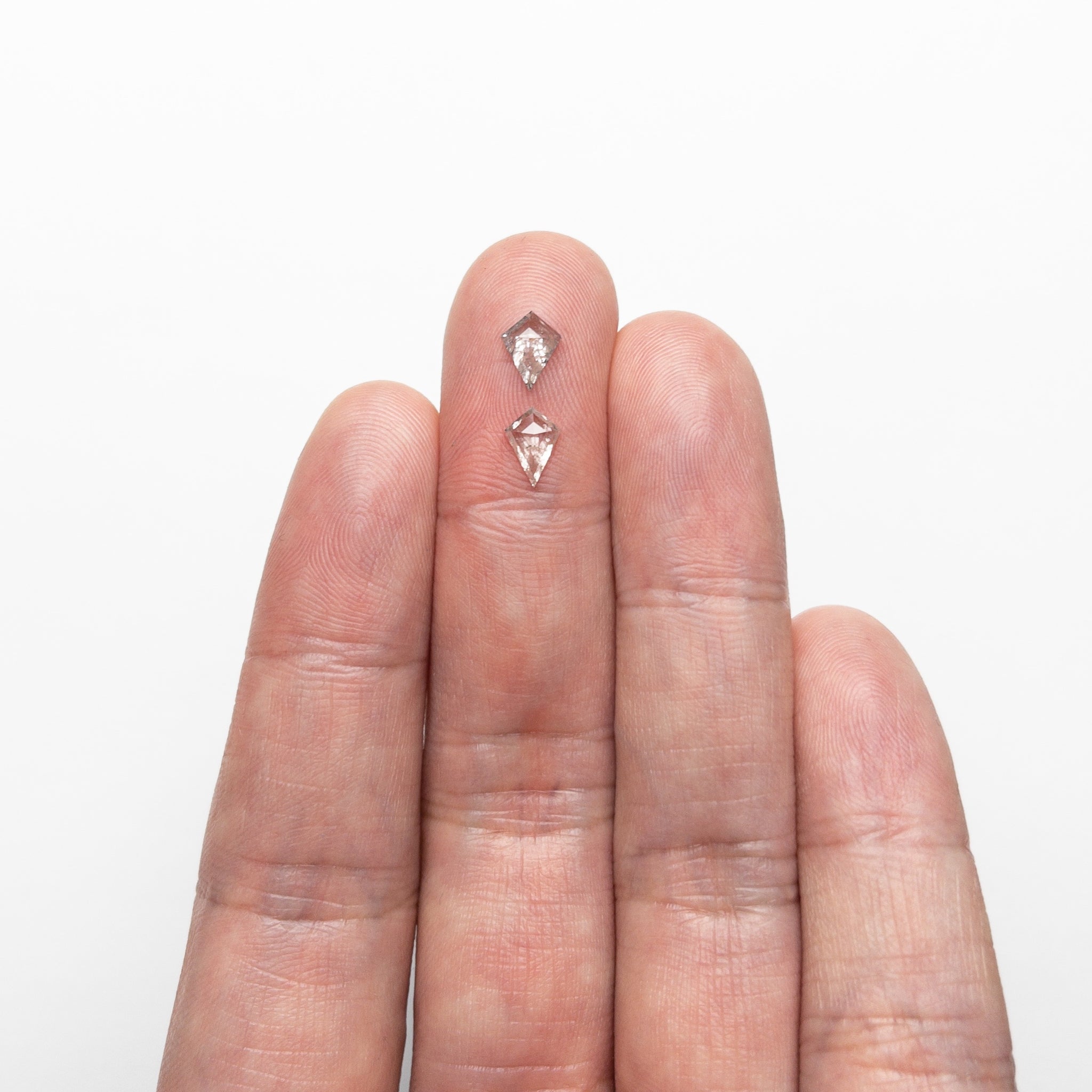 カイトシェープのダイヤのスタッドピアス – ileava jewelry