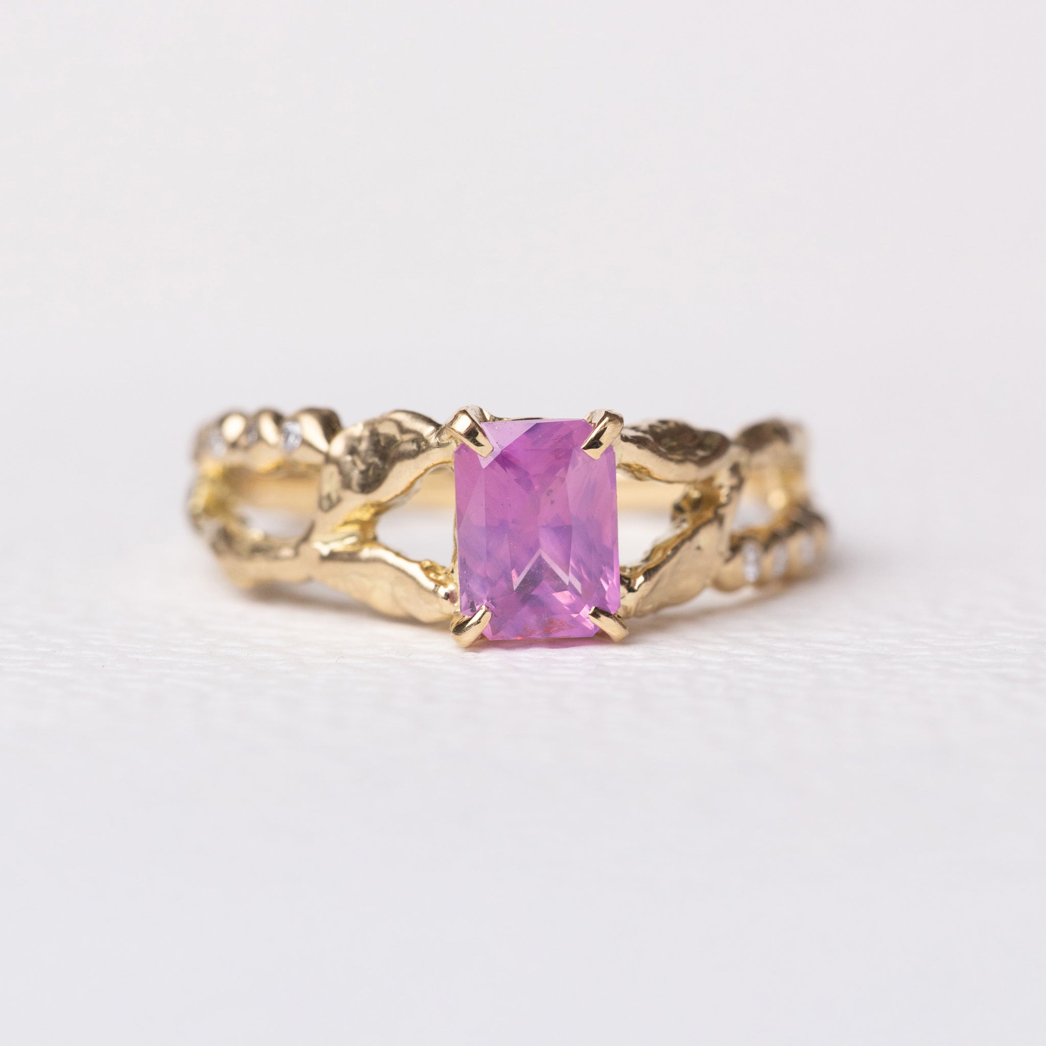 ミーナ | 新芽が支えるピンクサファイアのリング – ileava jewelry