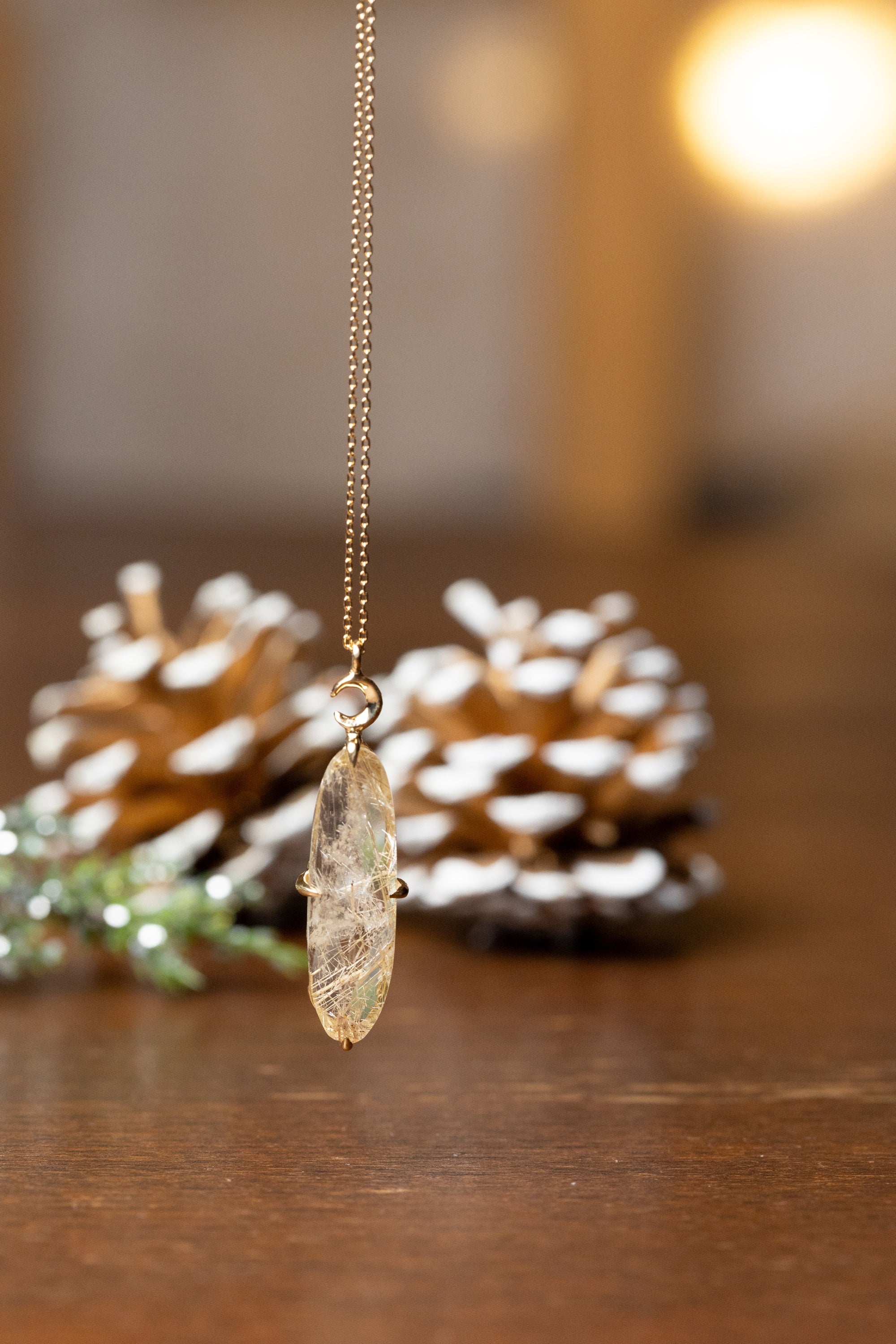 三日月が浮かぶ湖面のネックレス – ileava jewelry