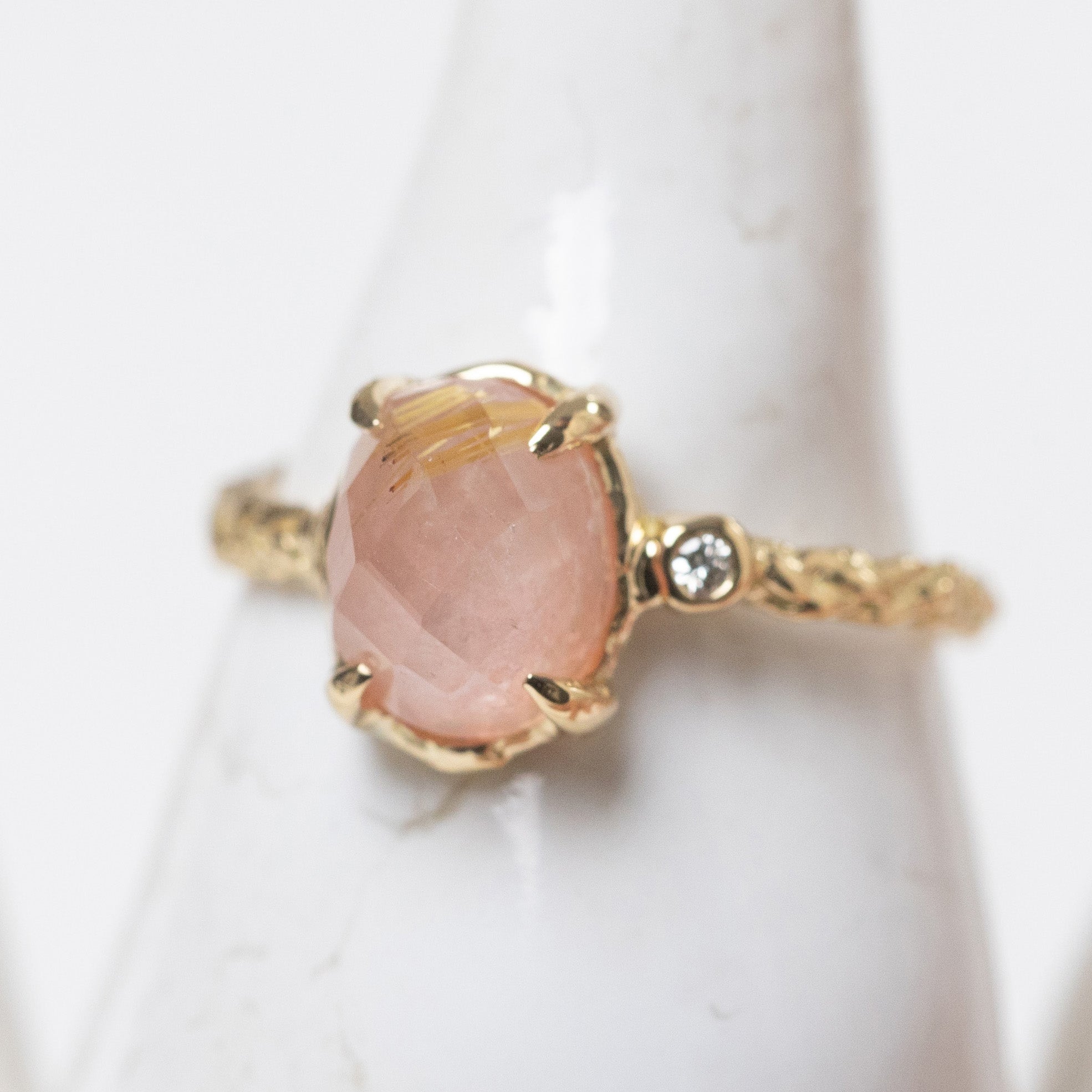 優しいピンクの石のリング