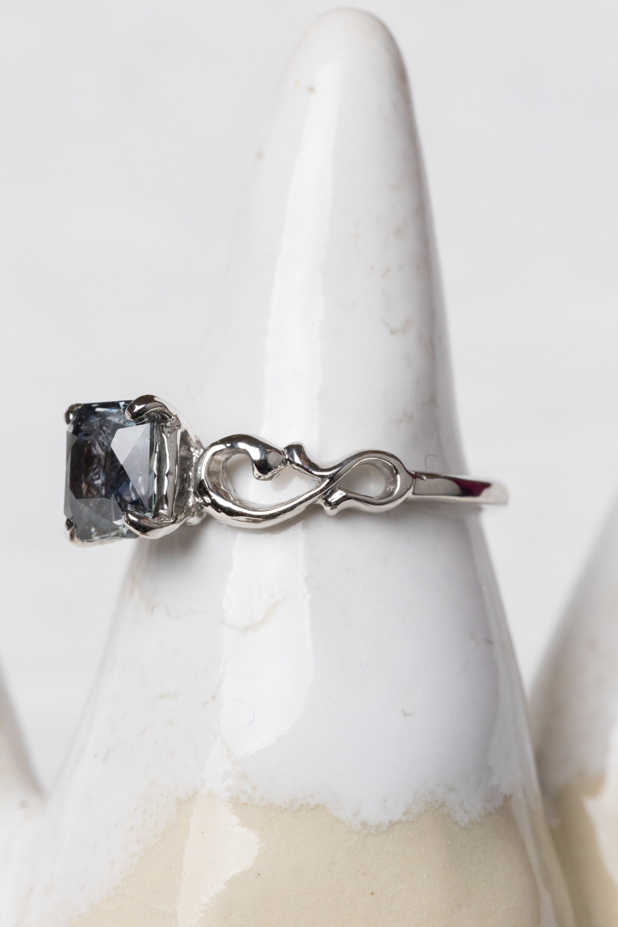 レース | マダガスカルサファイアのプラチナリング 1.75ct
