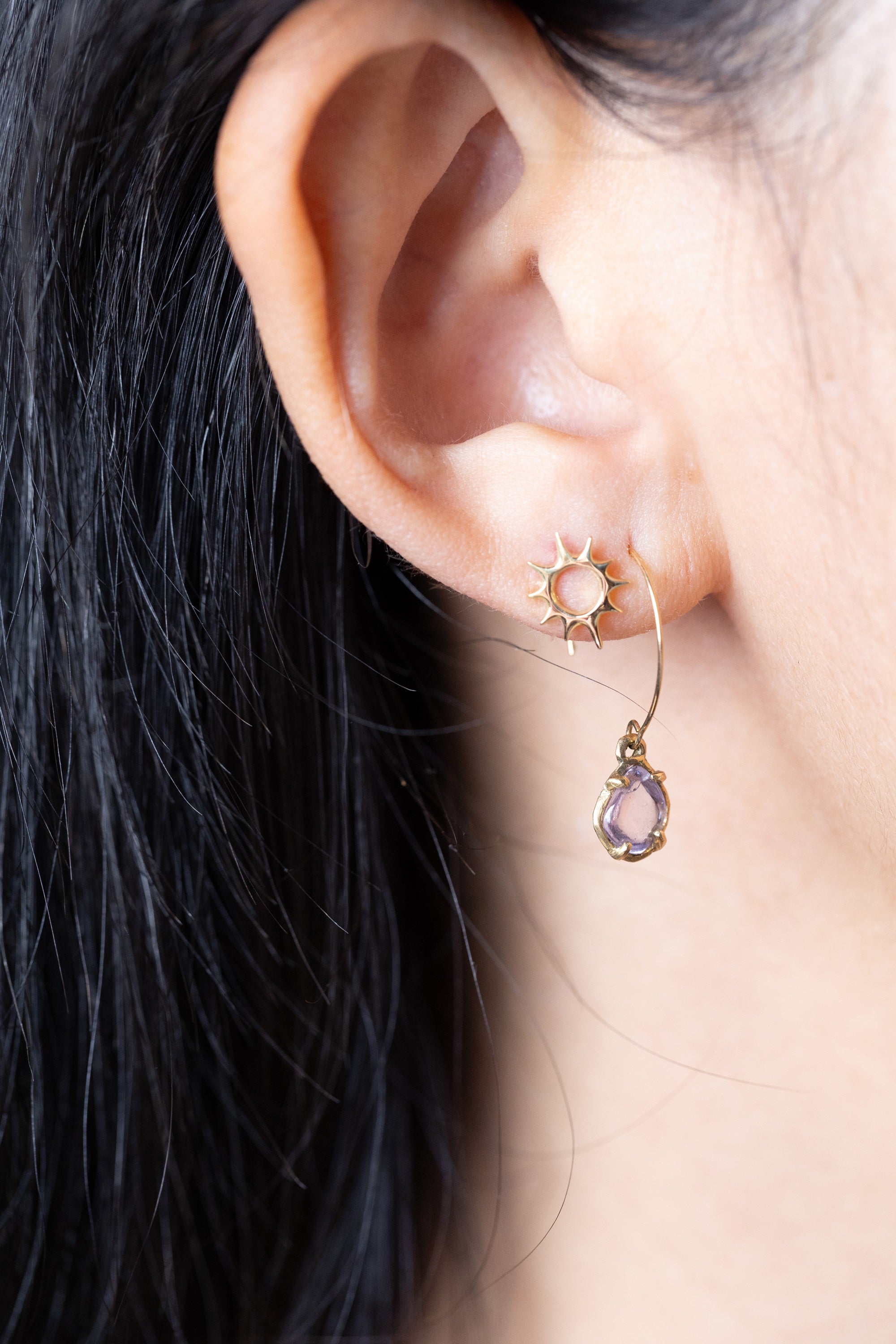 ピンクサファイアが揺れるピアス – ileava jewelry