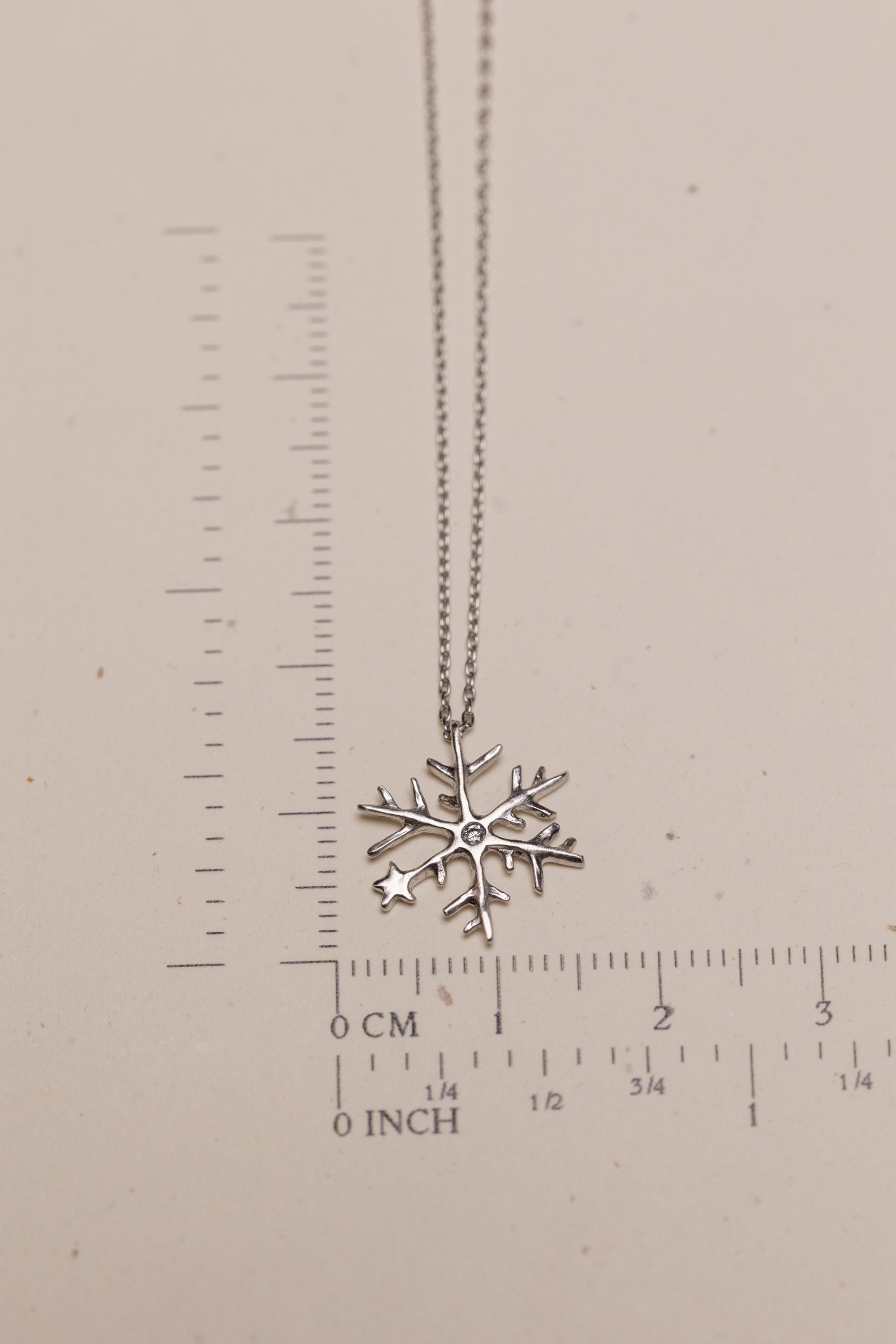 プラチナの雪の結晶ネックレス
