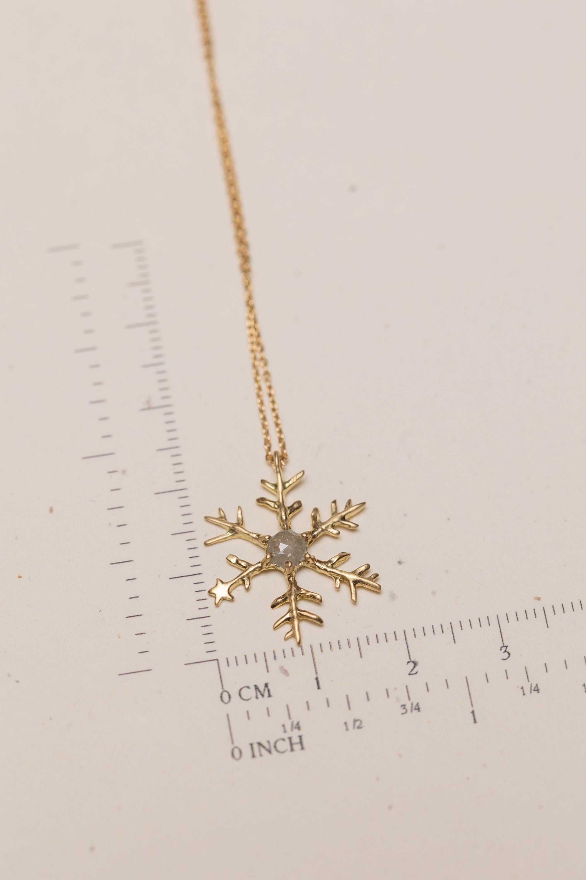 白いナチュラルダイヤの光る雪の結晶ネックレス