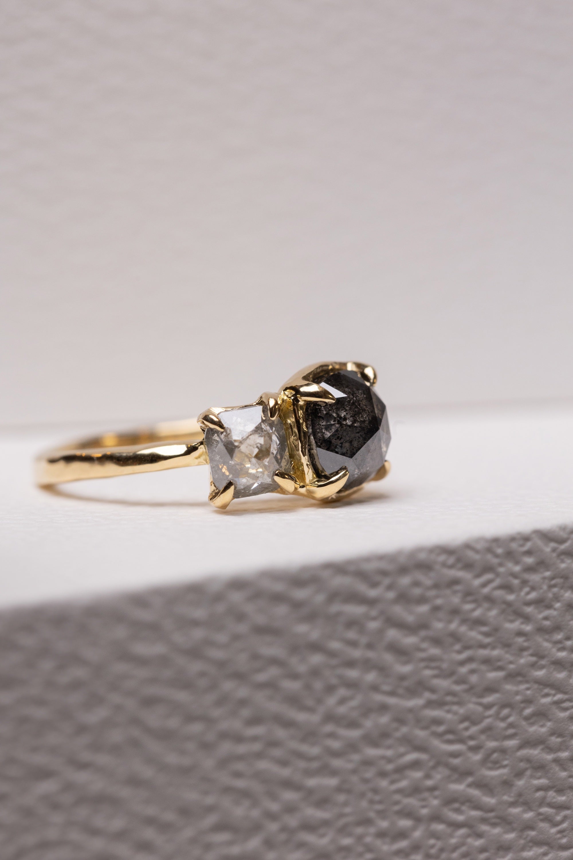 黒とグレーのナチュラルダイヤの指輪